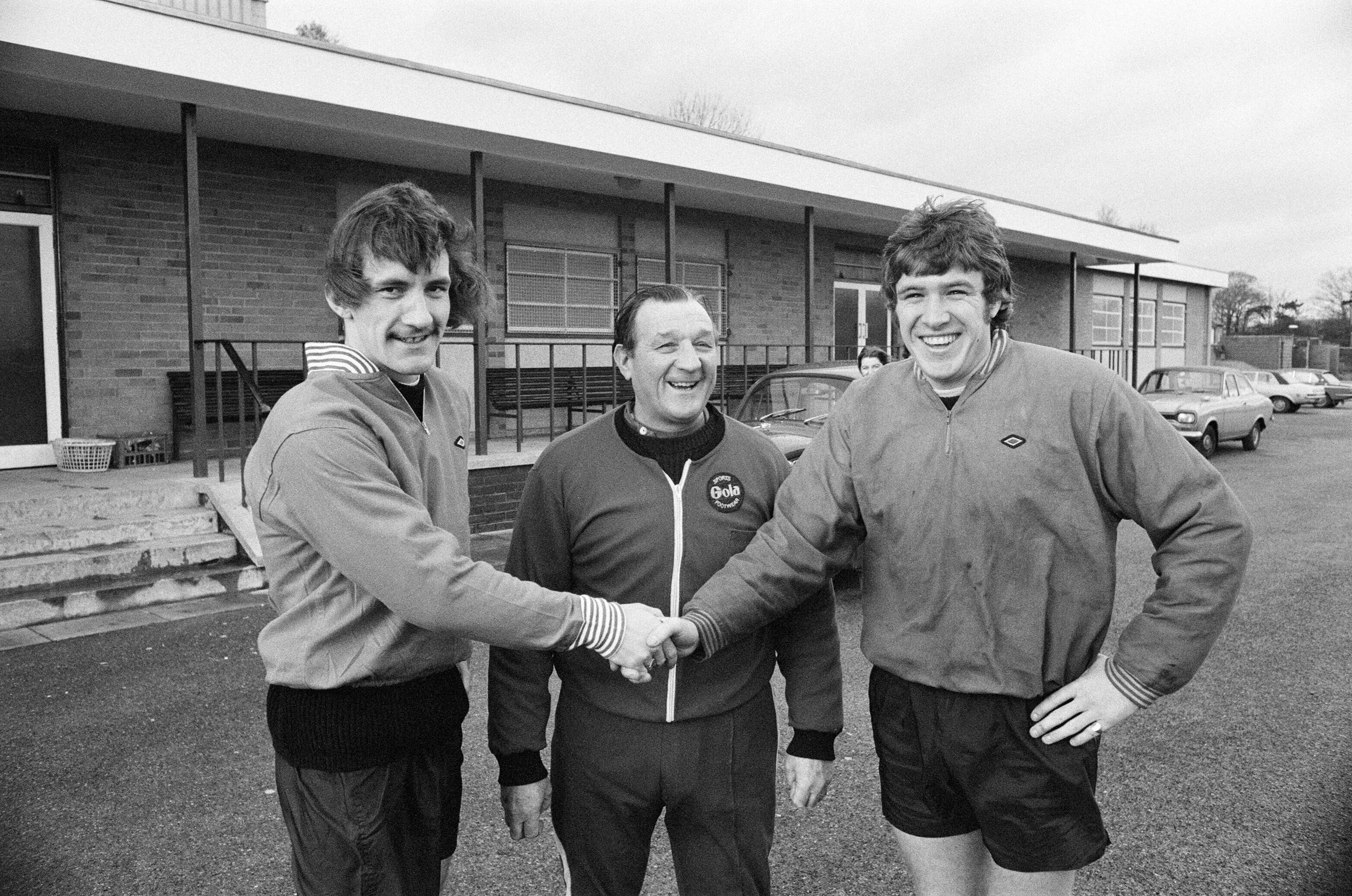 Manager Bob Paisley og kaptein Emlyn Hughes tar imot Liverpools nye signering, Terry McDermott, i 1974.