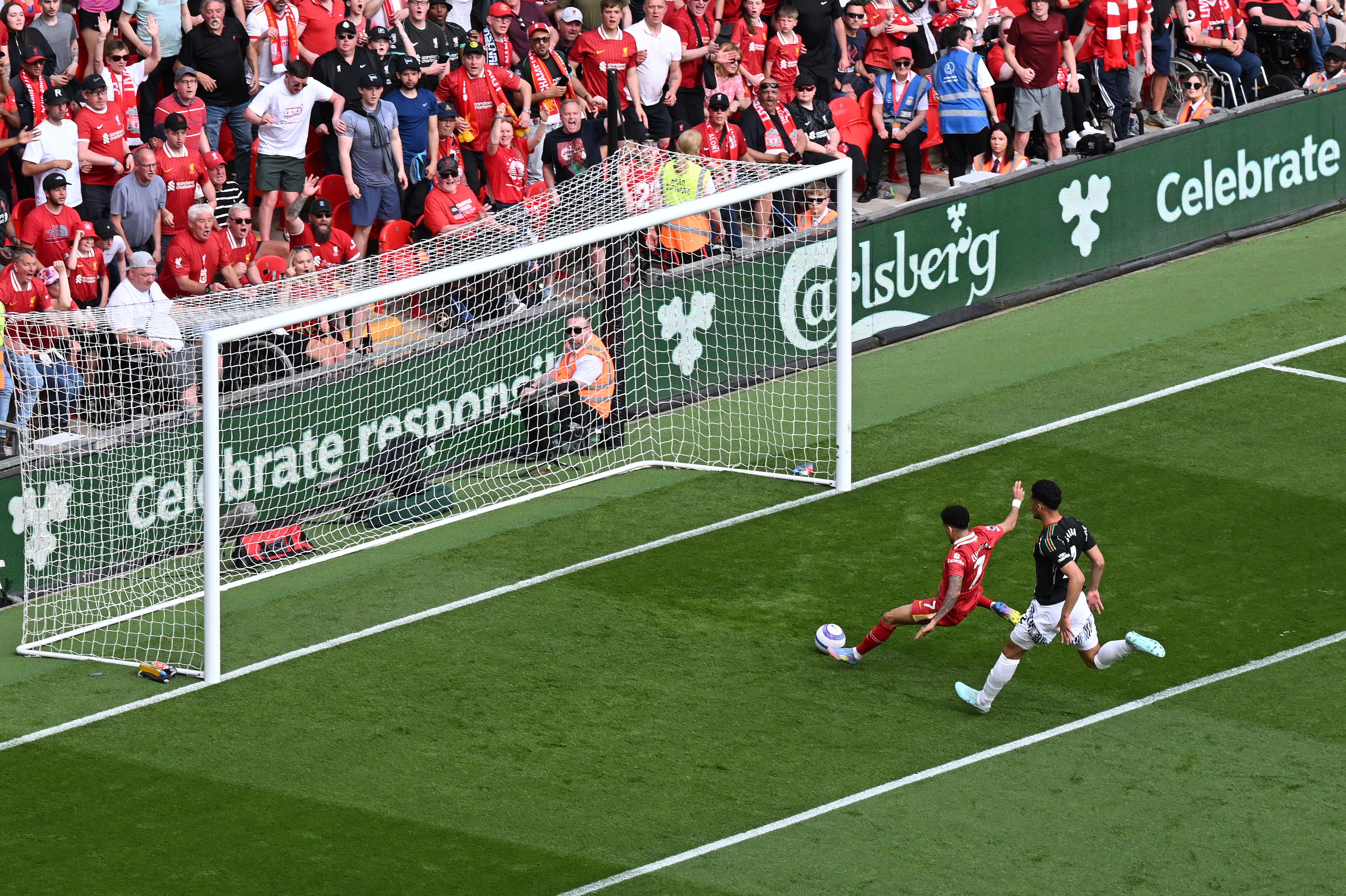 MÅLTYV: Luis Diaz var på riktig sted til riktig tid da Liverpool gikk opp i 2-0 mot Arsenal.