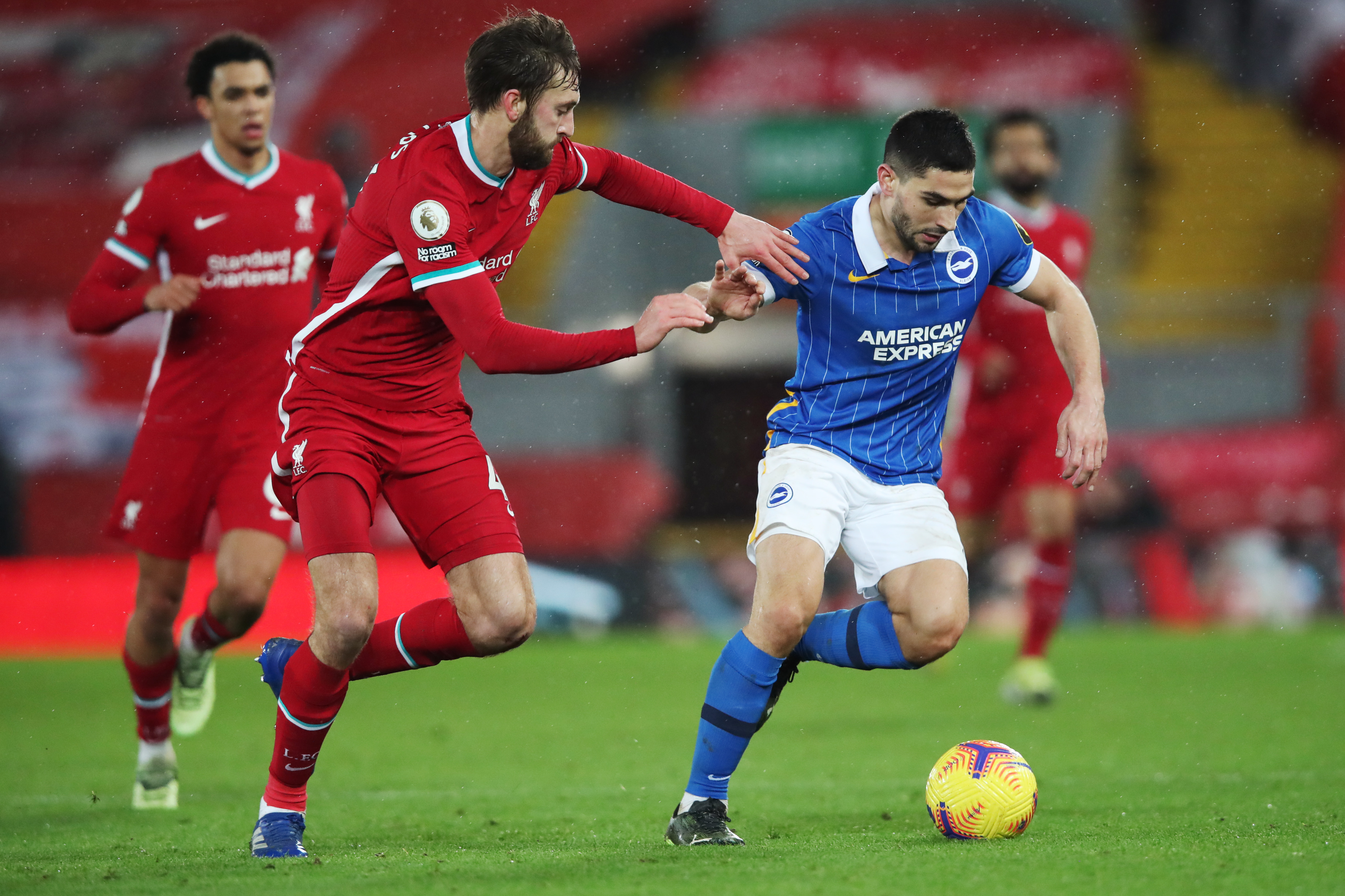 TRØBBEL: Neal Maupay og Brighton kom til Anfield med selvtillit og satte hjemmelaget under mer press.