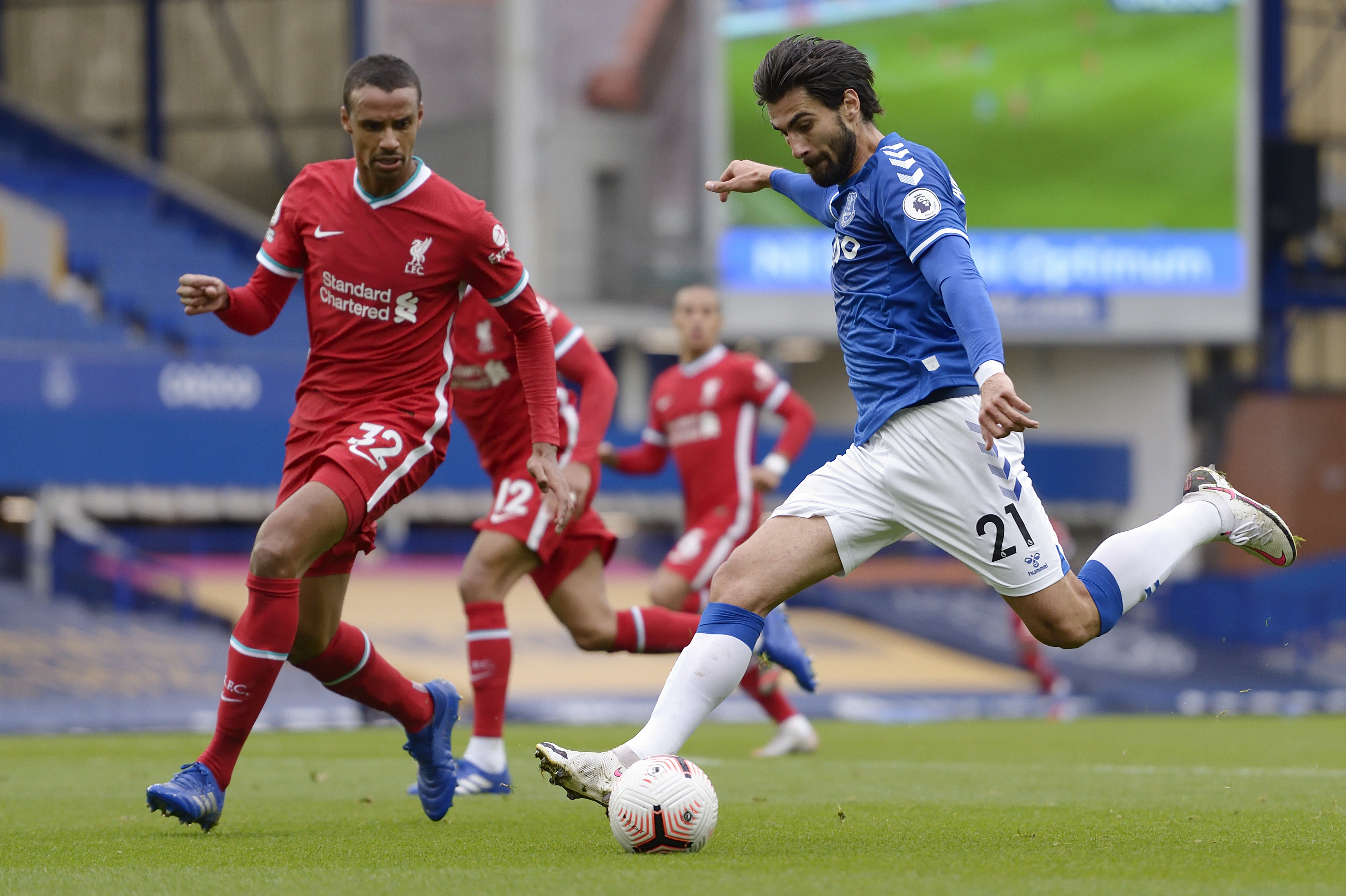 MÅ STÅ FRAM: Joel Matip får en viktig oppgave framover.