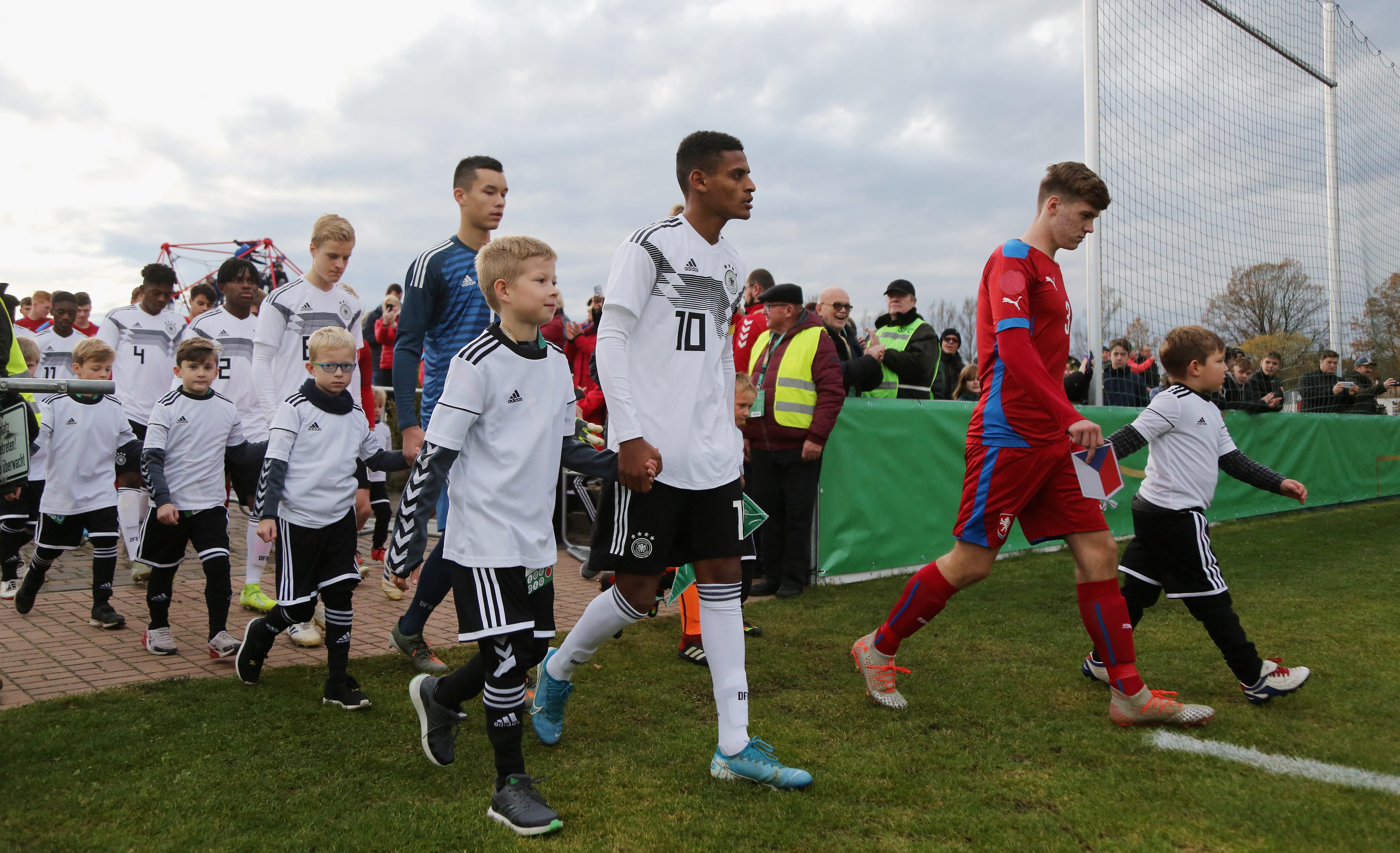 KAPTEIN: Frauendorf leder Tysklands U16-lag ut på gressmatta.