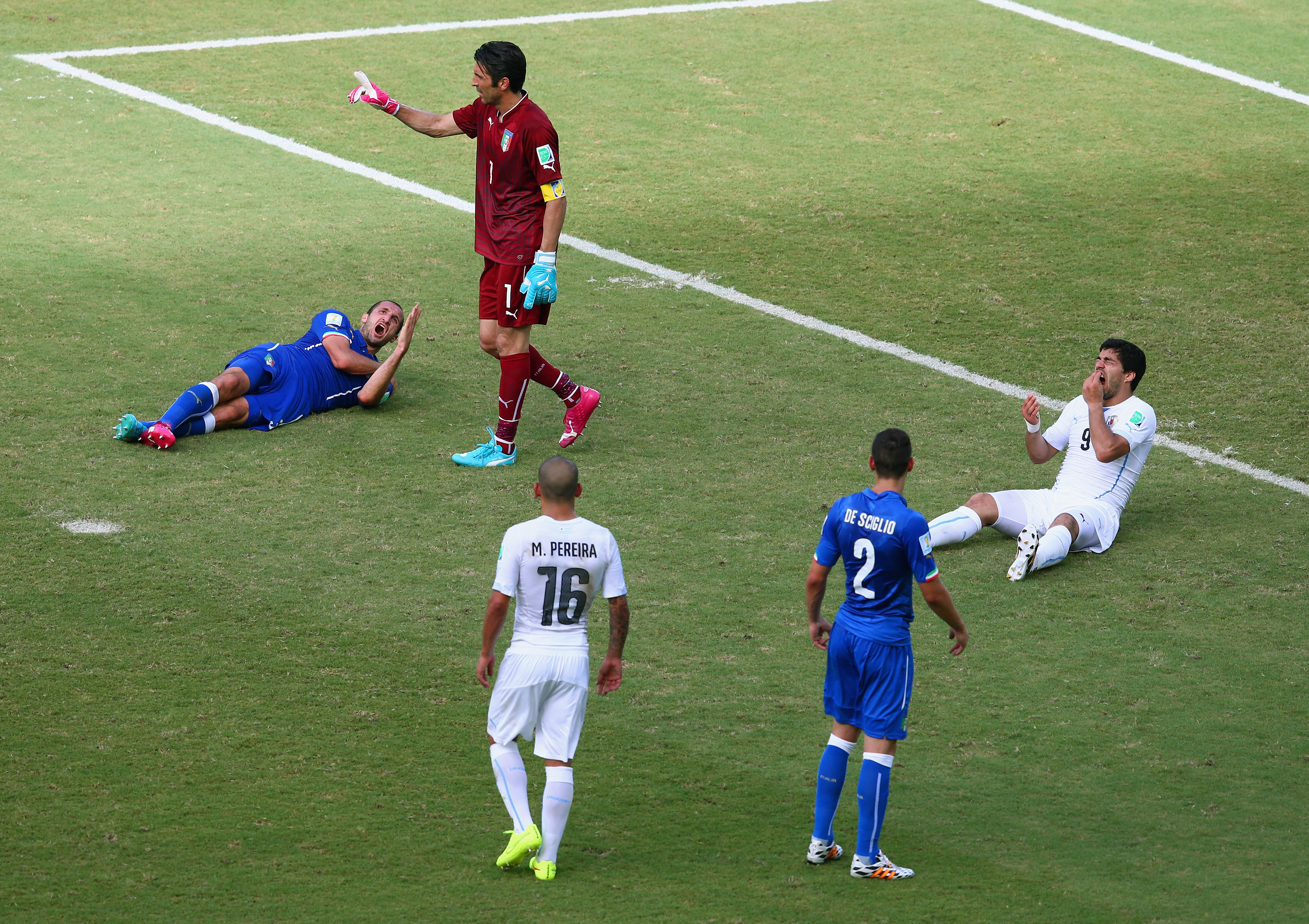 2014: Luis Suarez bet Giorgio Chiellini i VM. Samme sommer ble han solgt til Barcelona.