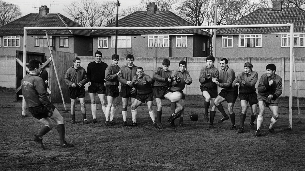 Liverpool-keeper Tommy Lawrence skyter på resten av laget under en økt på Melwood i 1968.