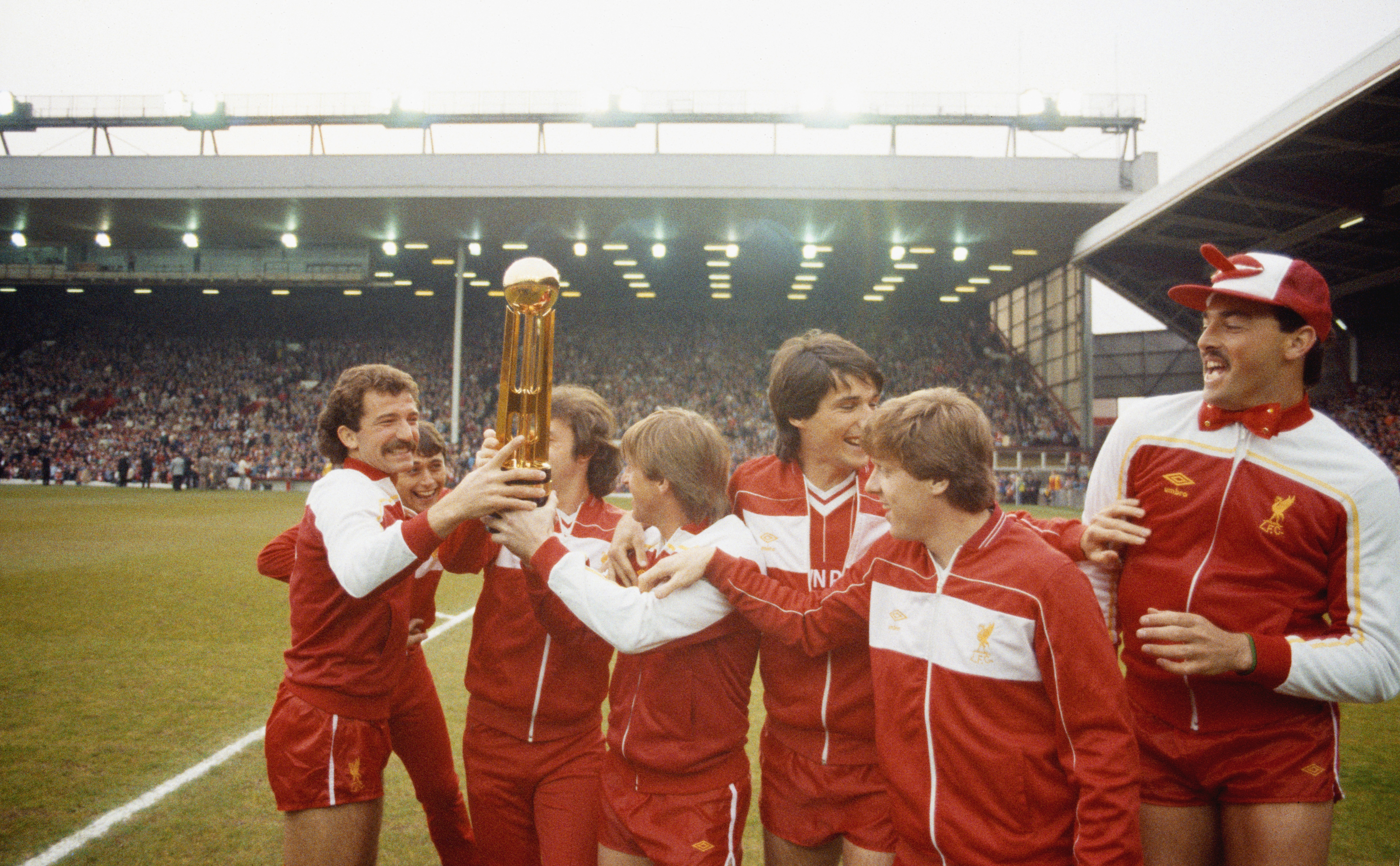 Kaptein Graeme Souness  feirer med Michael Robinson,John Wark, Kenny Dalglish, Alan Hansen, Steve Nicol og Bruce Grobbelaar pictured with the Canon League Division One trophy for the 1983/84 season before their match against Norwich City at Anfield on May 15th, 1984 in Liverpool, England. (Photo by Mike Powell/Allsport/Getty Images)
