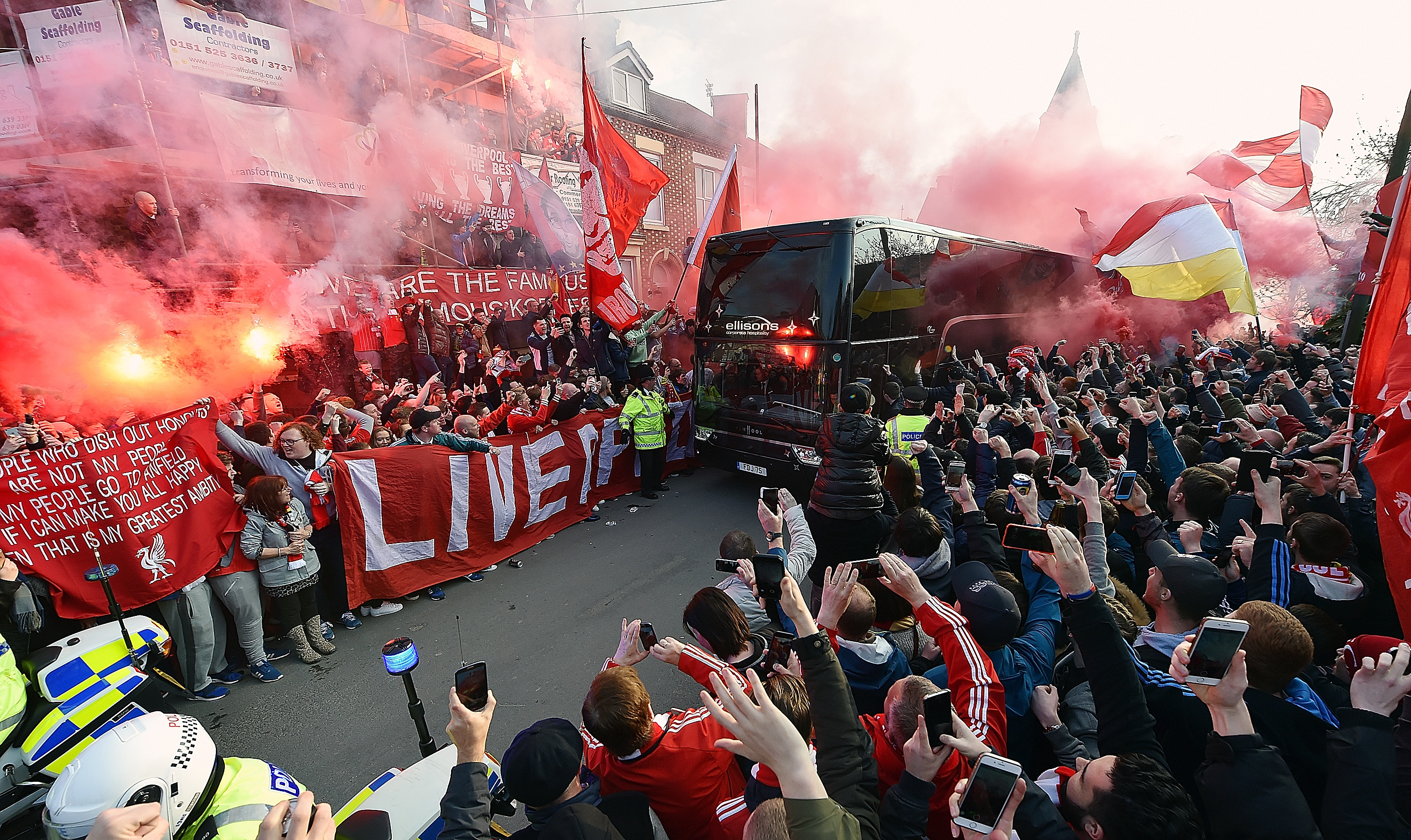 GLØDD: Det var et ivrig Anfield-publikum som ønsket spillerbussene velkommen i 2016.