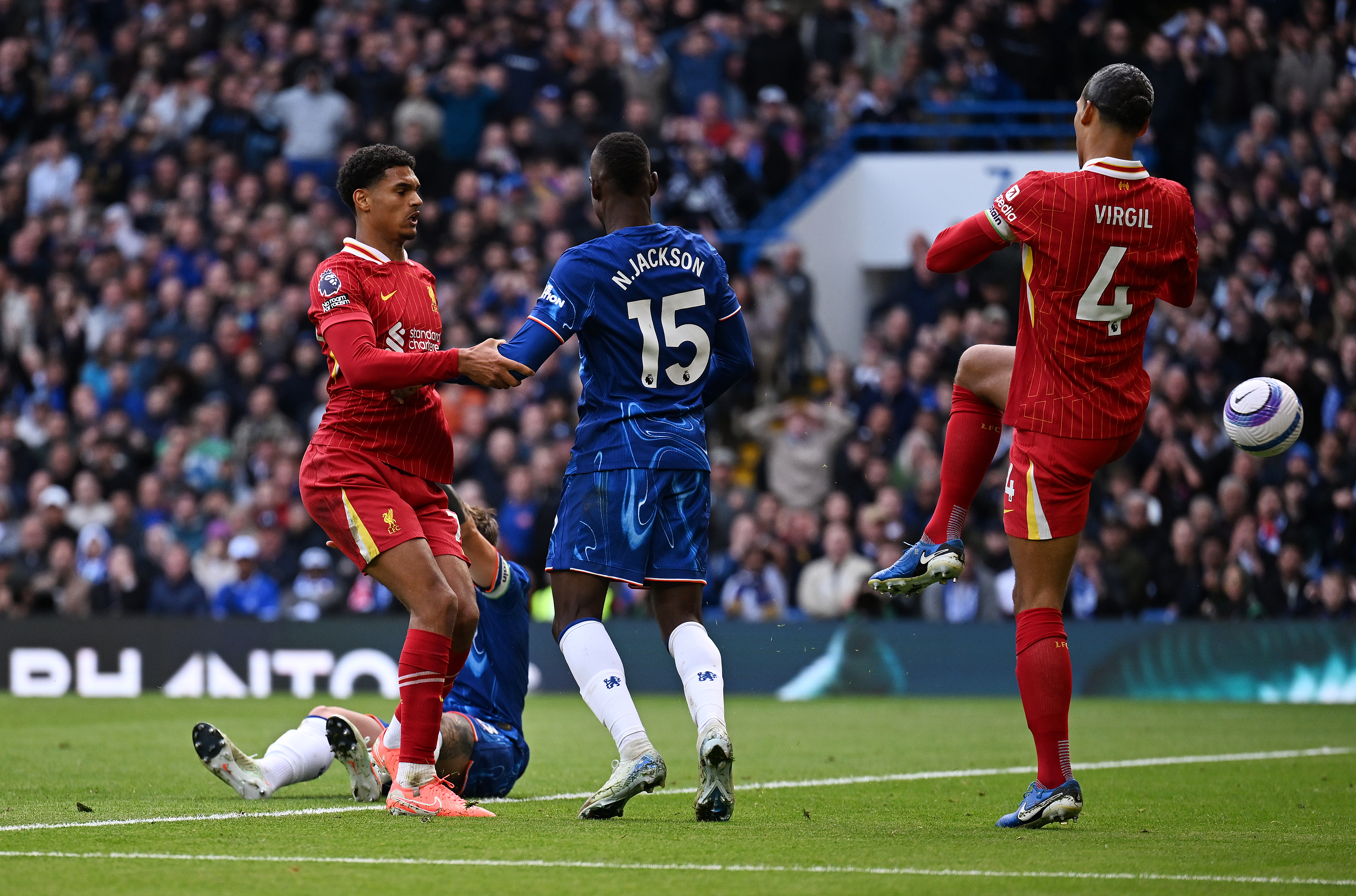 UHELDIG: For andre gang på fem kamper skjøt Virgil van Dijk ballen i en medspiller og forbi Alisson Becker.