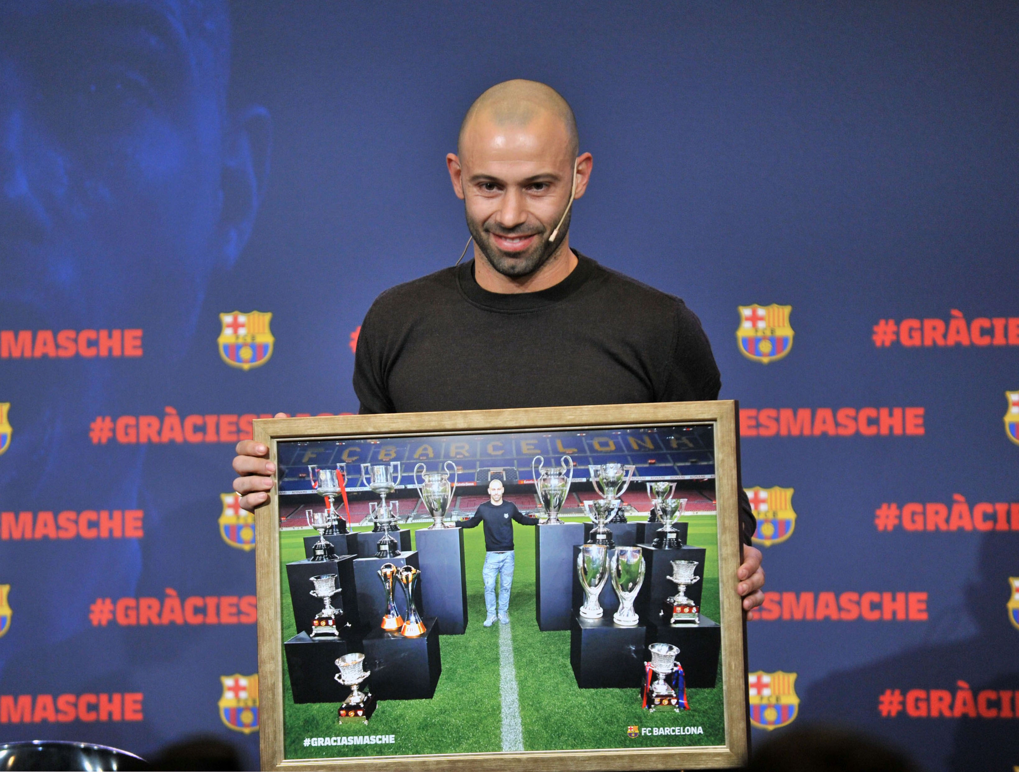 GREI FANGST: Mascherano viser frem pokalfangsten fra syv og en halv sesong i Barcelona på en avskjedsseremoni.