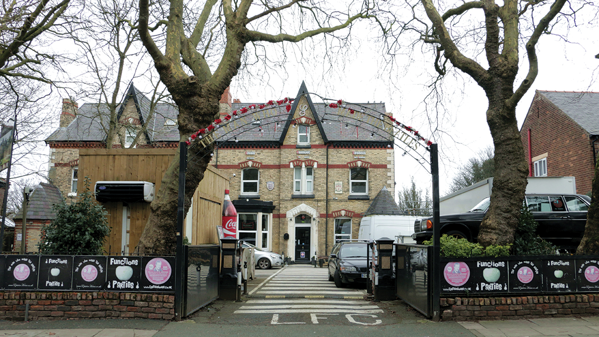 I dette huset vokste Brian Epstein – The Beatles’ kjente manager – opp. I dag er det et hotell og en populær bar på kampdag.