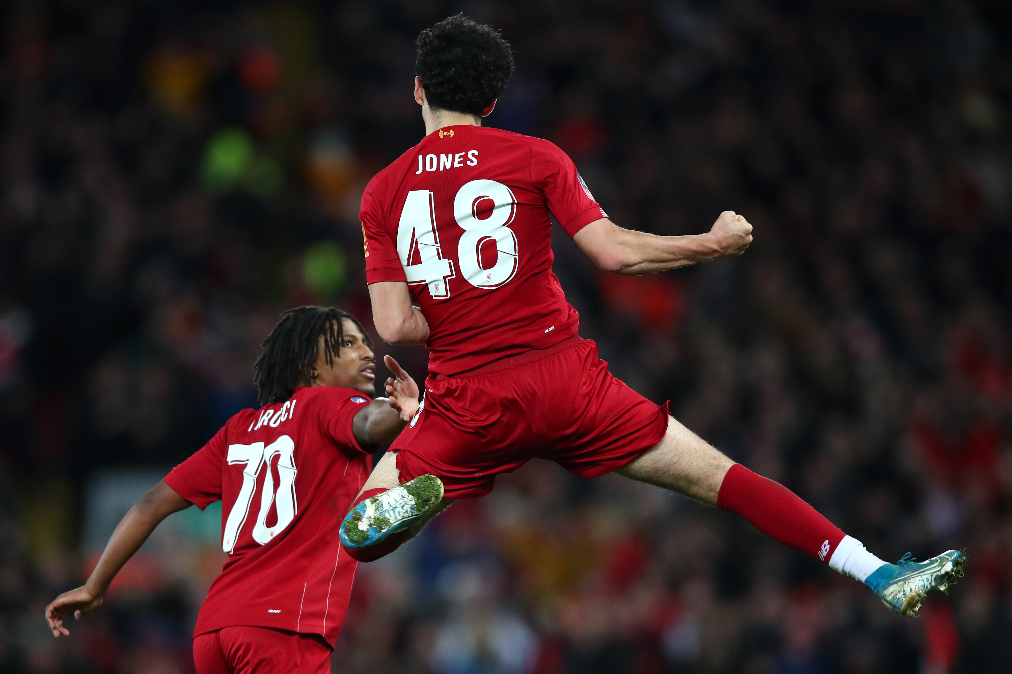 LIDENSKAPELIG FEIRING: Curtis Jones sitt mål mot Everton i FA-cupen var av det spektakulære slaget. En scouser som Jones er også godt klar over hvor mye et mål mot de blå betyr.