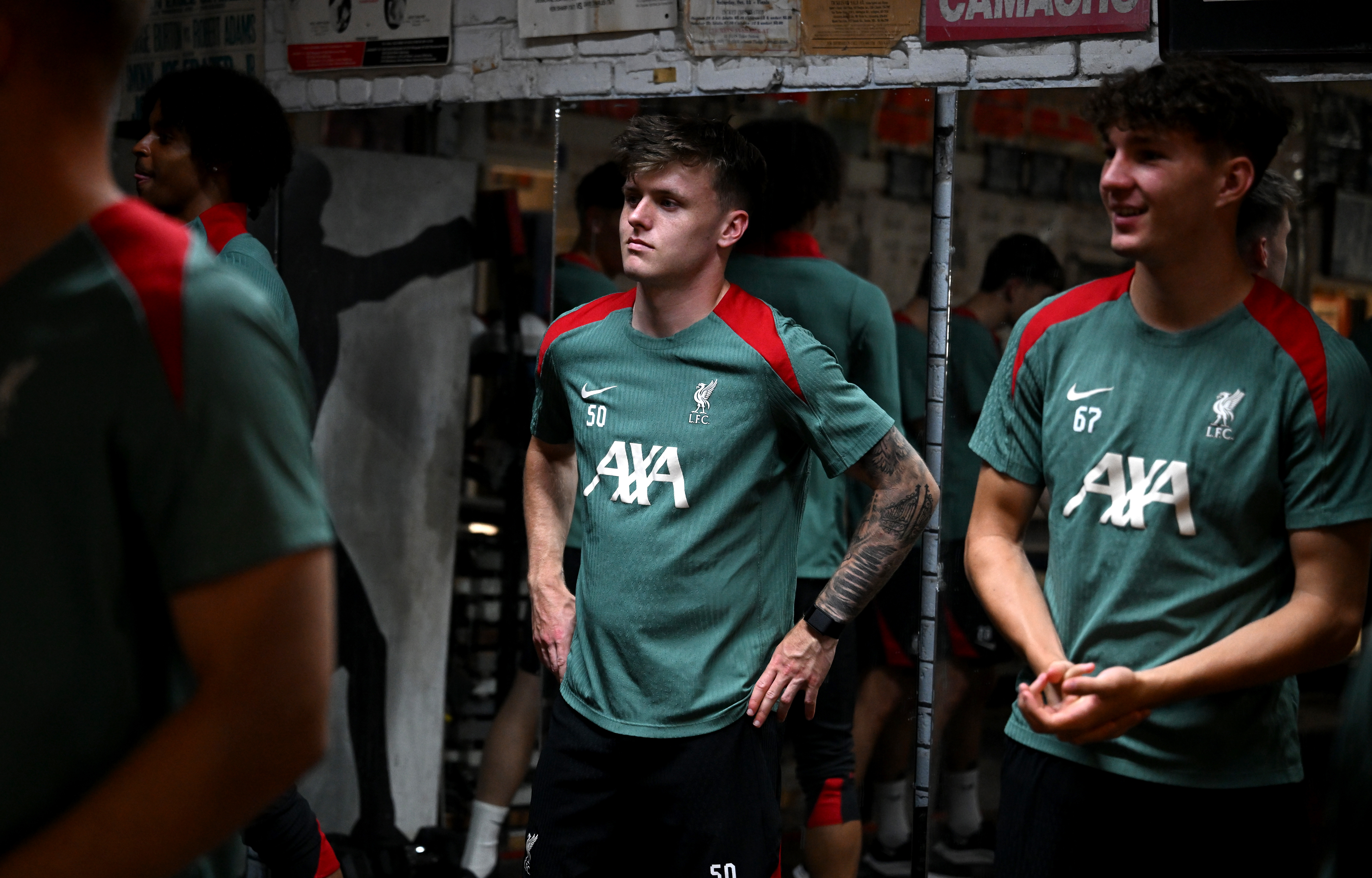 VAR MED FØRSTELAGET: Ben Doak (i midten) på en boksetrening under pre-seasonturen til USA i fjor sommer.