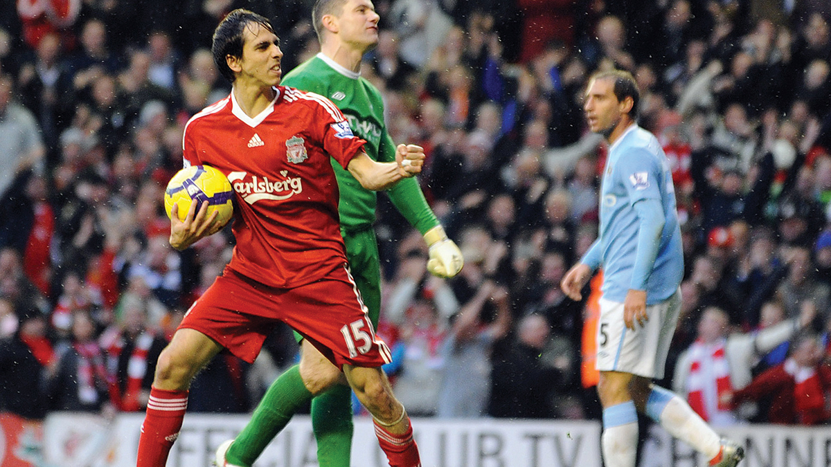 Yossi Benayoun feirer scoring på Anfield mot Manchester City, som innbytter.