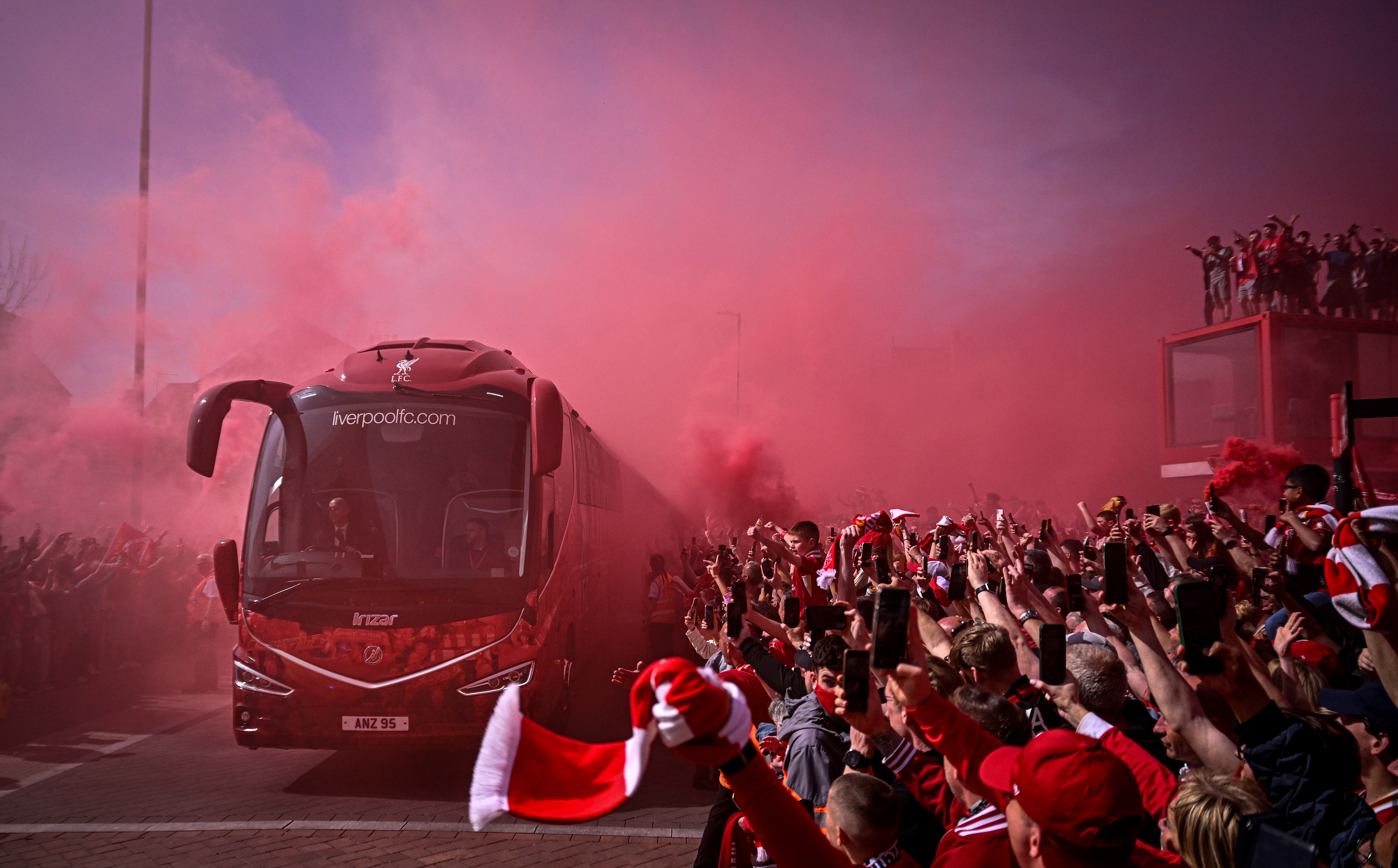 RØD HIMMEL: Sikten til supporterne var ikke spesielt god i flere områder da Liverpool-bussen tok seg inn på Anfield før Tottenham-kampen.