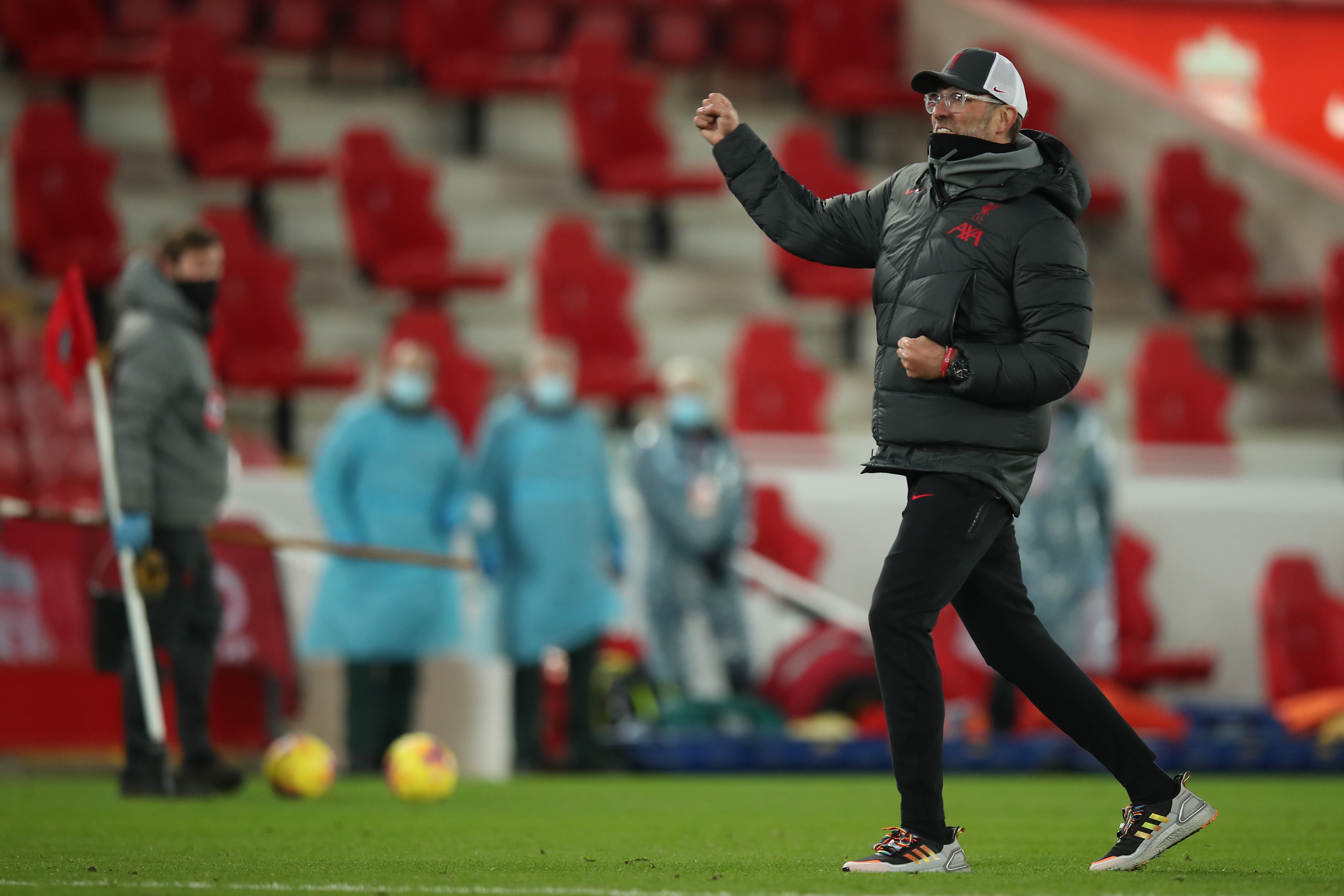 SKOLISSER: Jurgen Klopp med regnbuefargede skolisser feirer seier over Wolves.