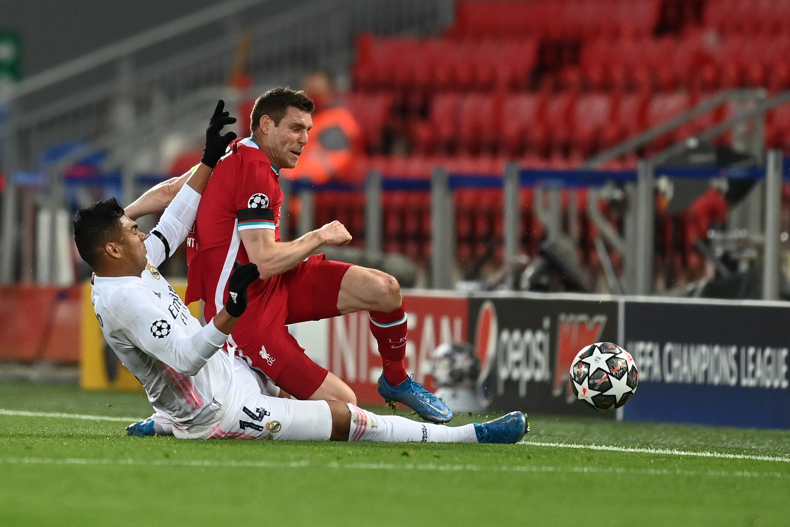 GA ALT: James Milner satte standarden tidlig. Casemiro prøvde å svare med samme mynt, men vartet kun opp med en grisetakling på Liverpools veteran.