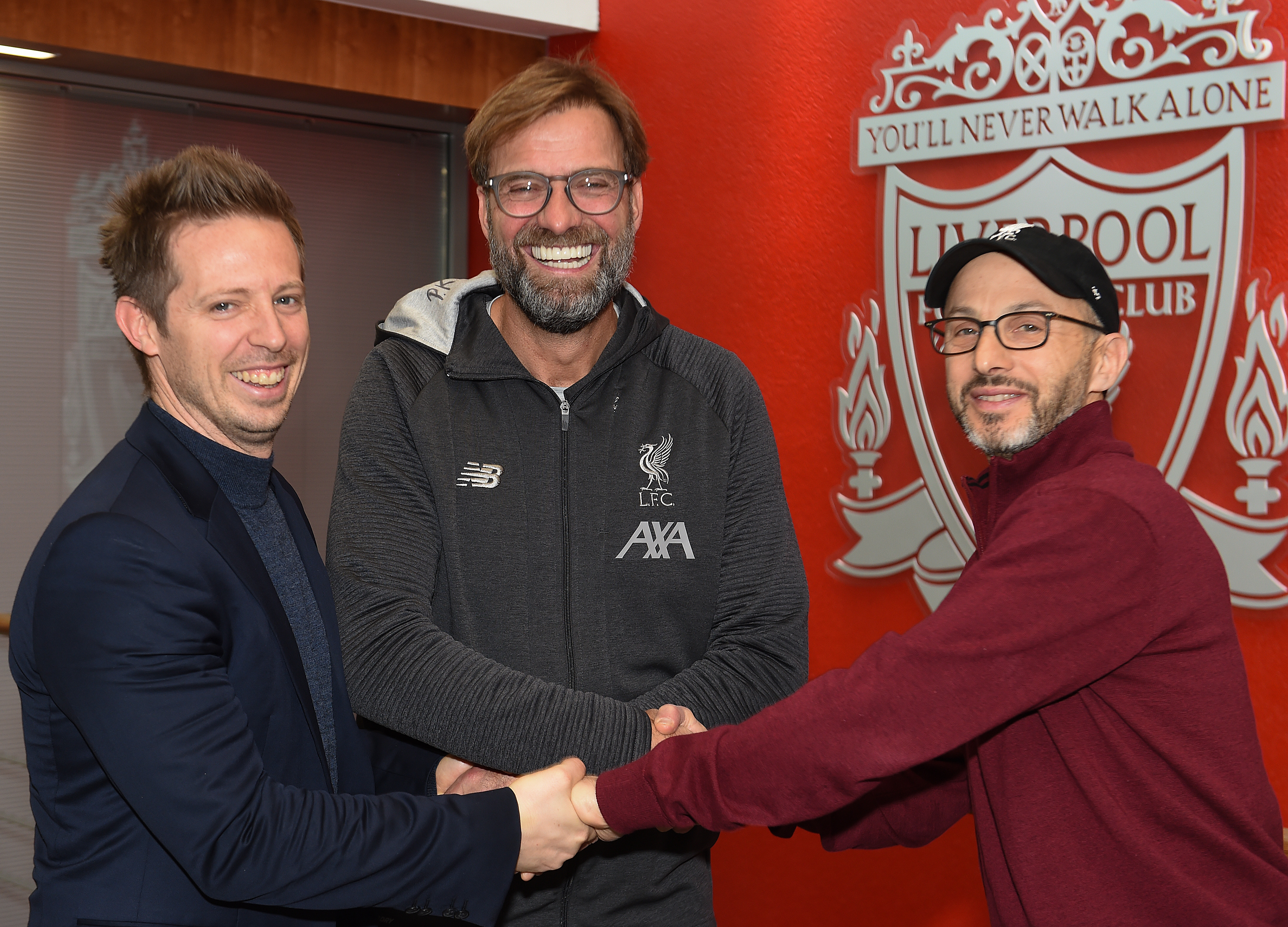 KANSKJE IKKE LIKE BLIDE? Michael Edwards og Jürgen Klopp får forhåpentligvis god støtte fra Mike Gordon i jakten på en ny stopper eller to, inntil da er det ikke så mye å smile av akkurat nå.