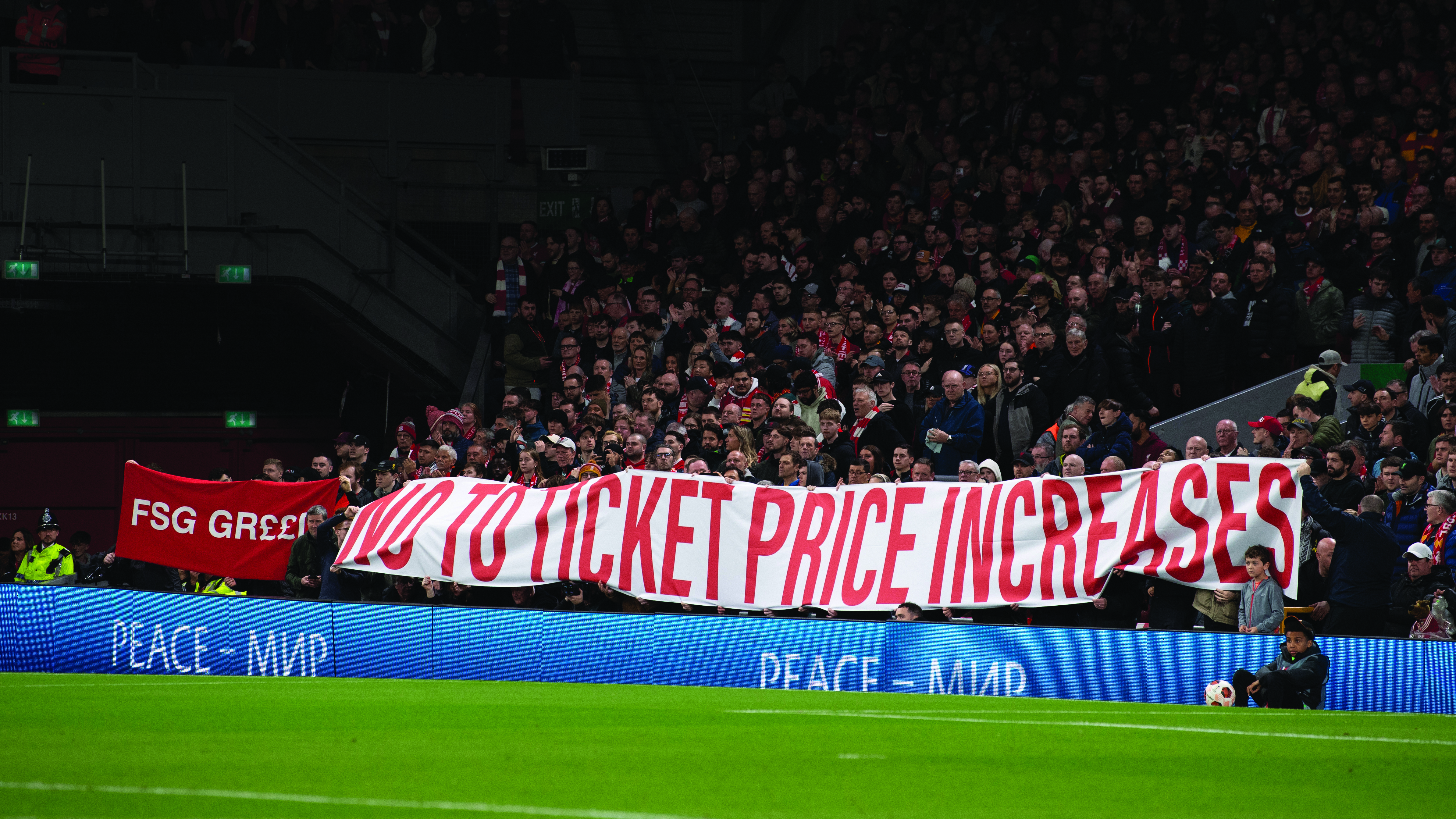 Forrige sesong lot The Kop klubben merke hva de mener om prisøkninger. Økningen på to prosent ble møtt av en tribuneseksjon uten de vanlige flaggene og bannerne mot Atalanta.