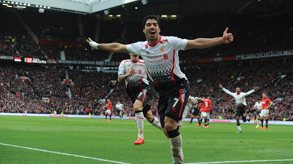 Luis Suarez feirer etter scoring på Old Trafford.