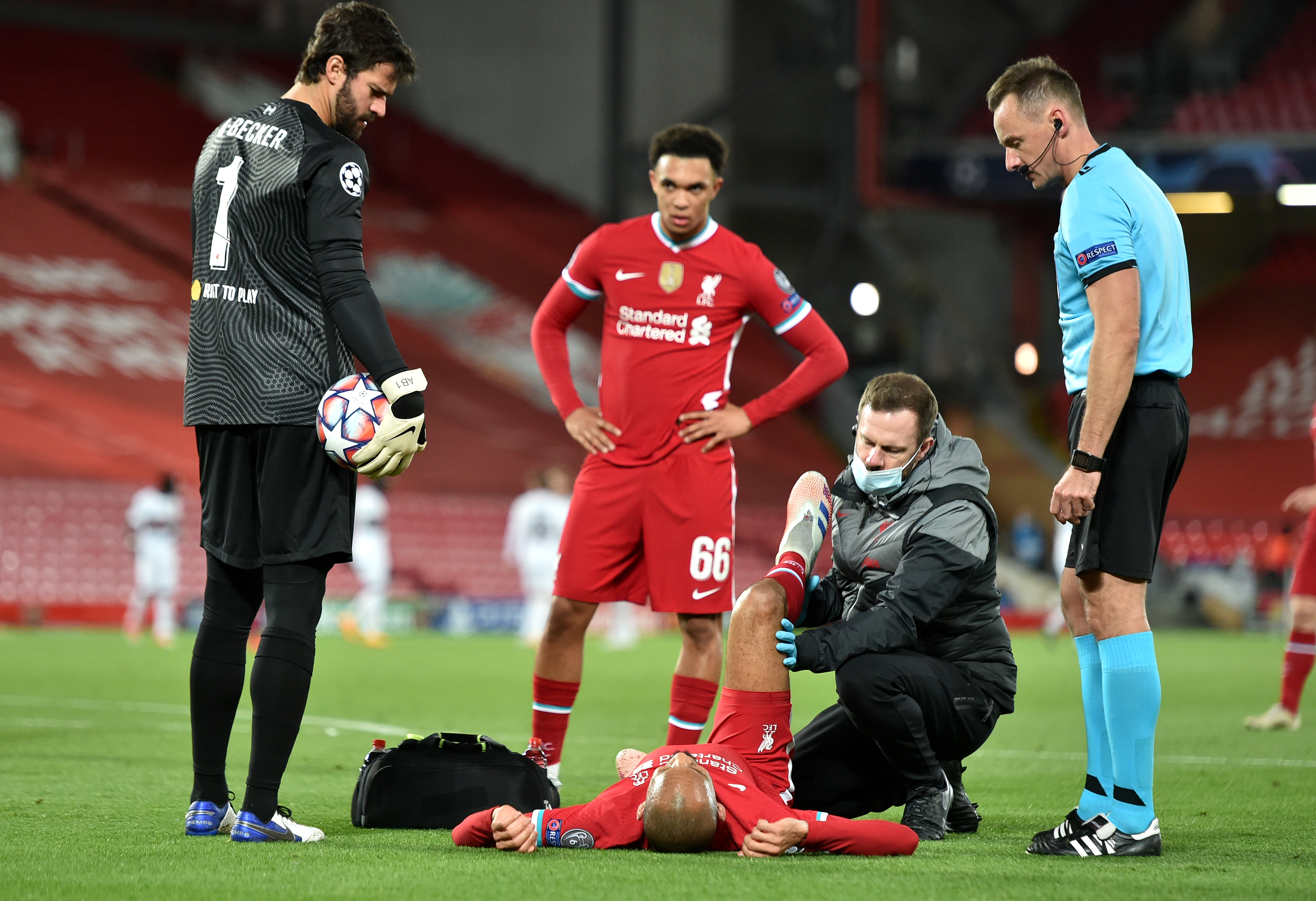 SKADEPROBLEMER: Fabinho mottok behandling på banen før han ble byttet ut med det som kunne se ut som en hamstring-skade.