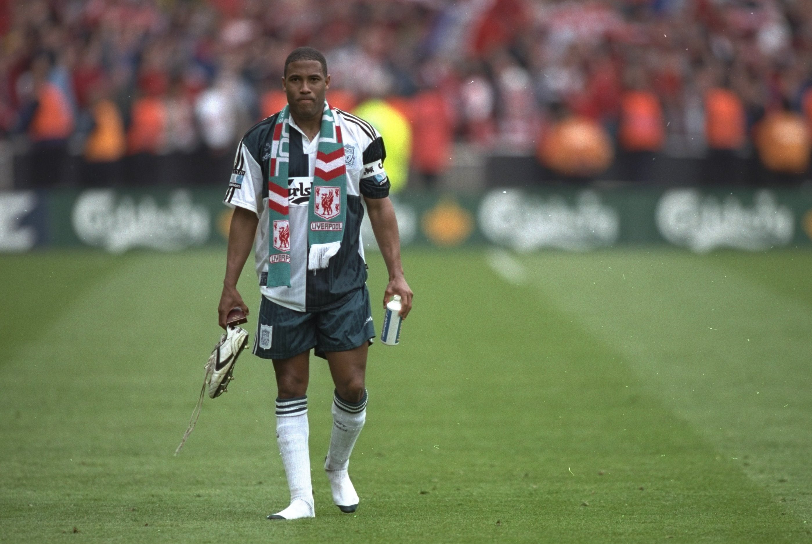 SKUFFET, MED HVITT: John Barnes etter tapet mot Manchester United på Wembley i 1996.