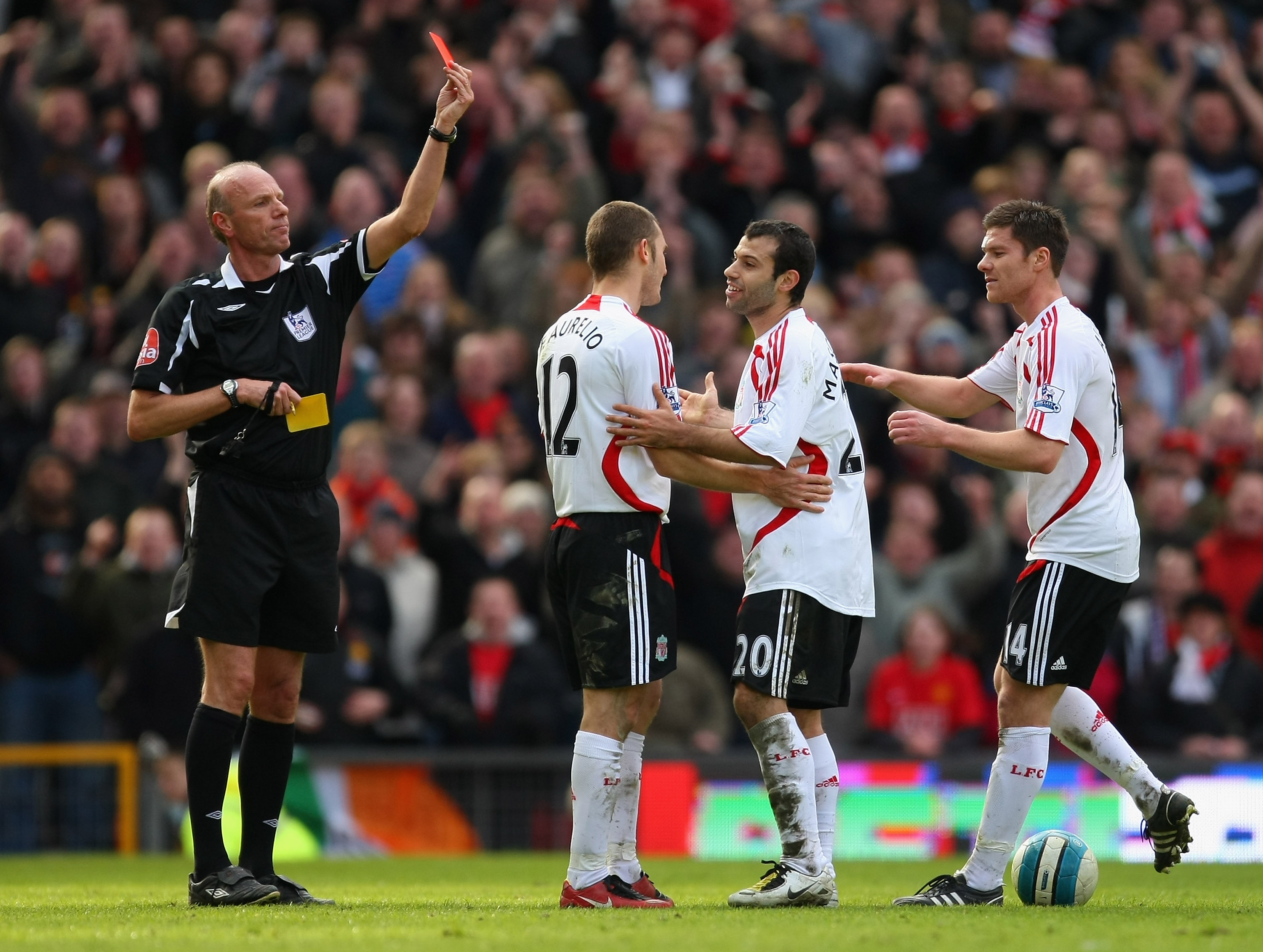 RØDT: Det kokte fullstendig over for Mascherano på Old Trafford i mars 2008.