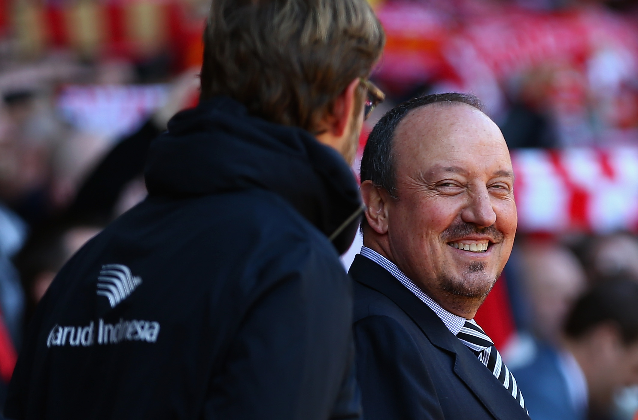 SJELDENT SMIL: Rafa Benitez smiler sjeldent under kampens hete, men er alltid i godt humør når han møter Klopp på sidelinjen før avspark, som her, før en kamp mellom Liverpool og Newcastle i 2016.