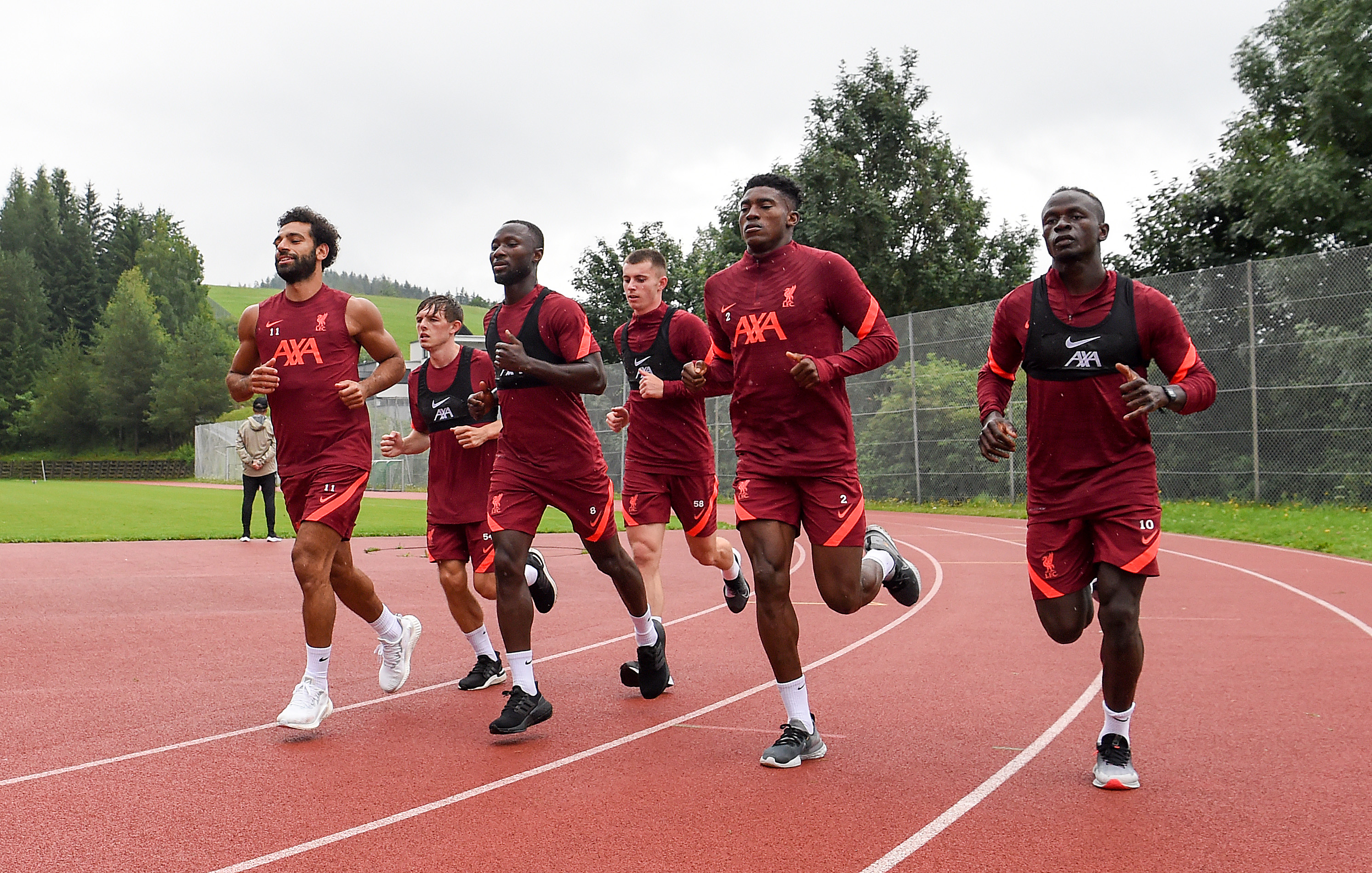 I GODT SELSKAP: Taiwo Awoniyi (nummer to fra høyre) er med på sin første ordentlige preseason med Liverpool.