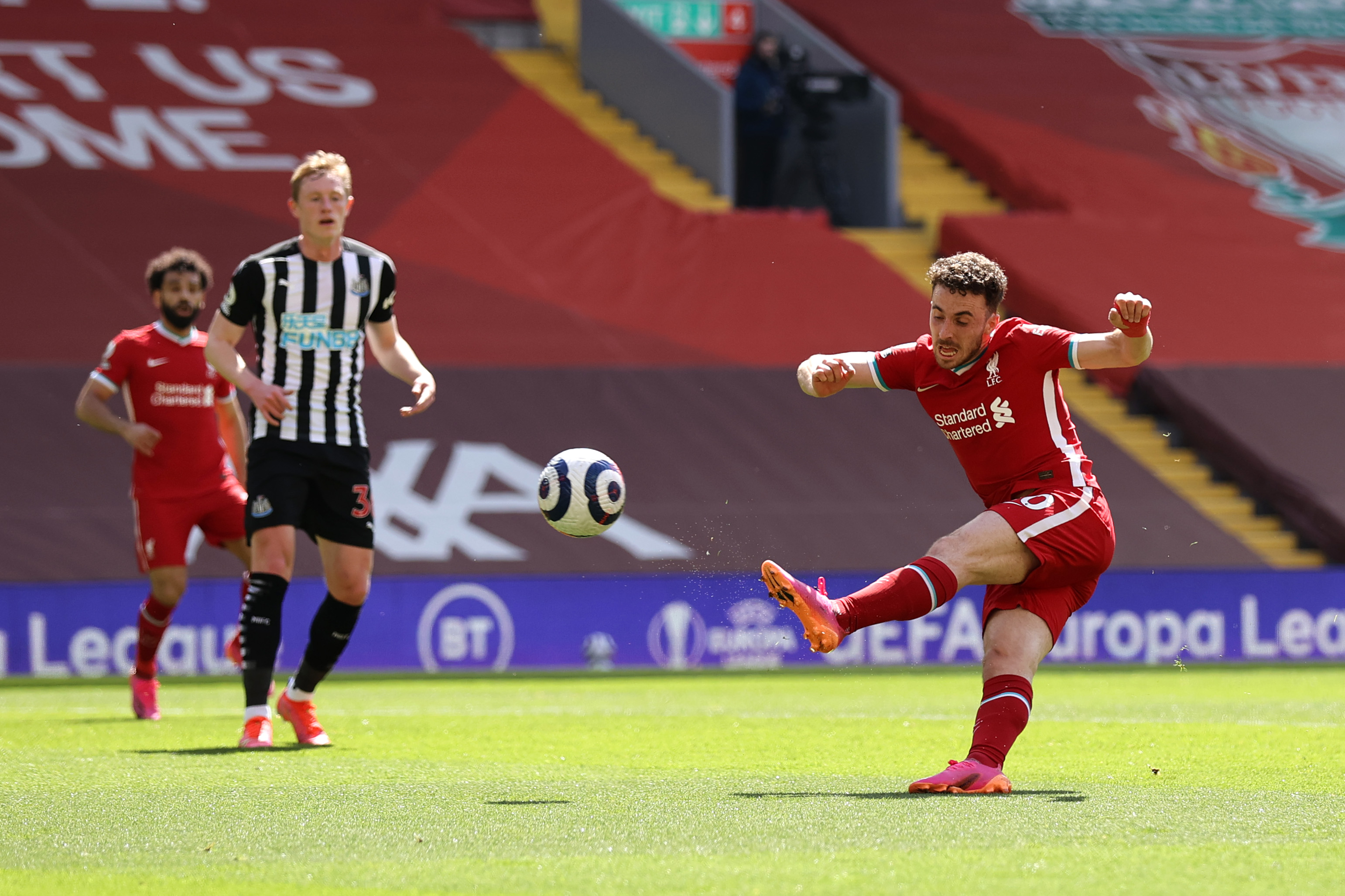 SJANSE: Diogo Jota fyrer av. Han er en av flere Liverpool-spillere som burde ha scoret mål mot Newcastle i dag.