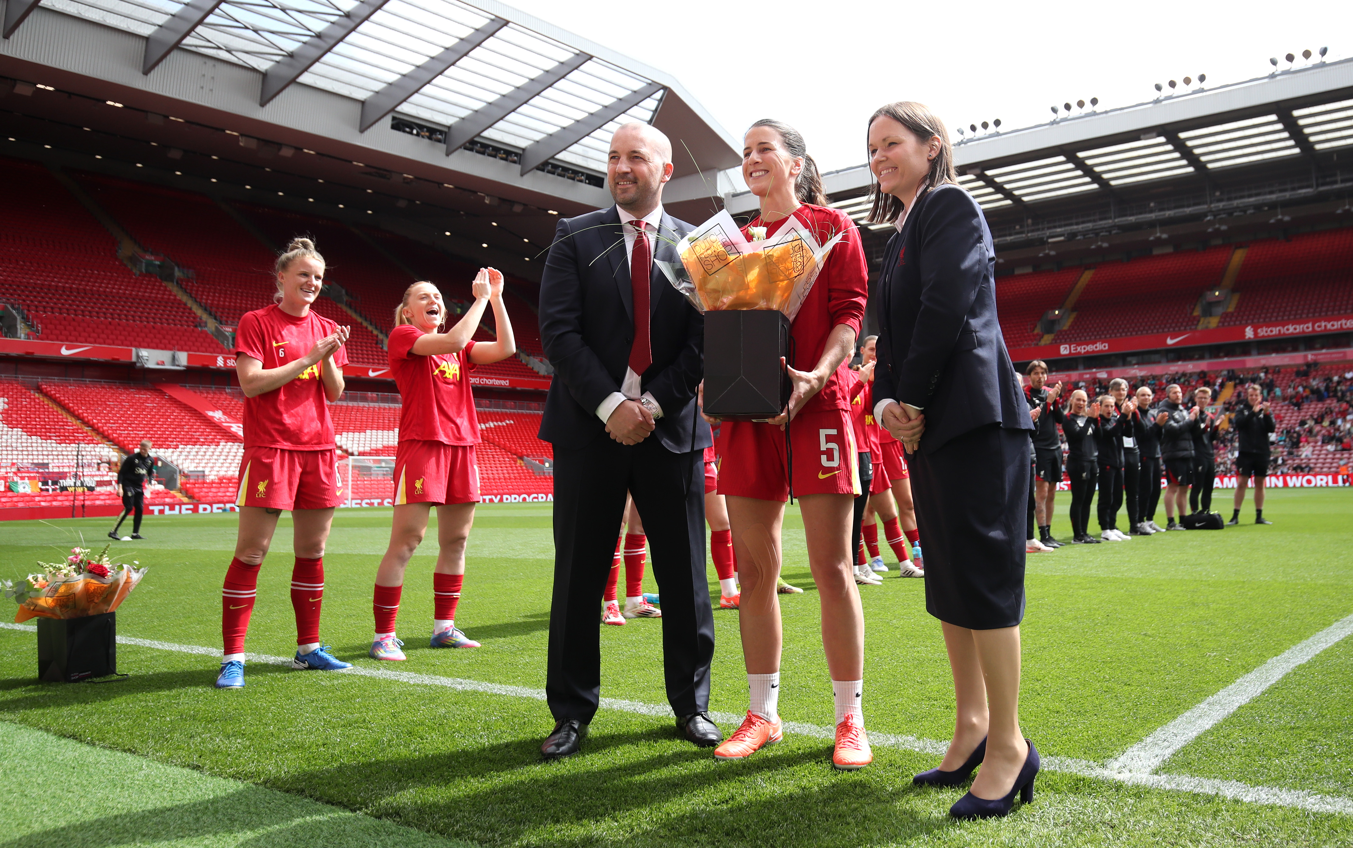 Niamh Fahey ble takket av på Anfield søndag.