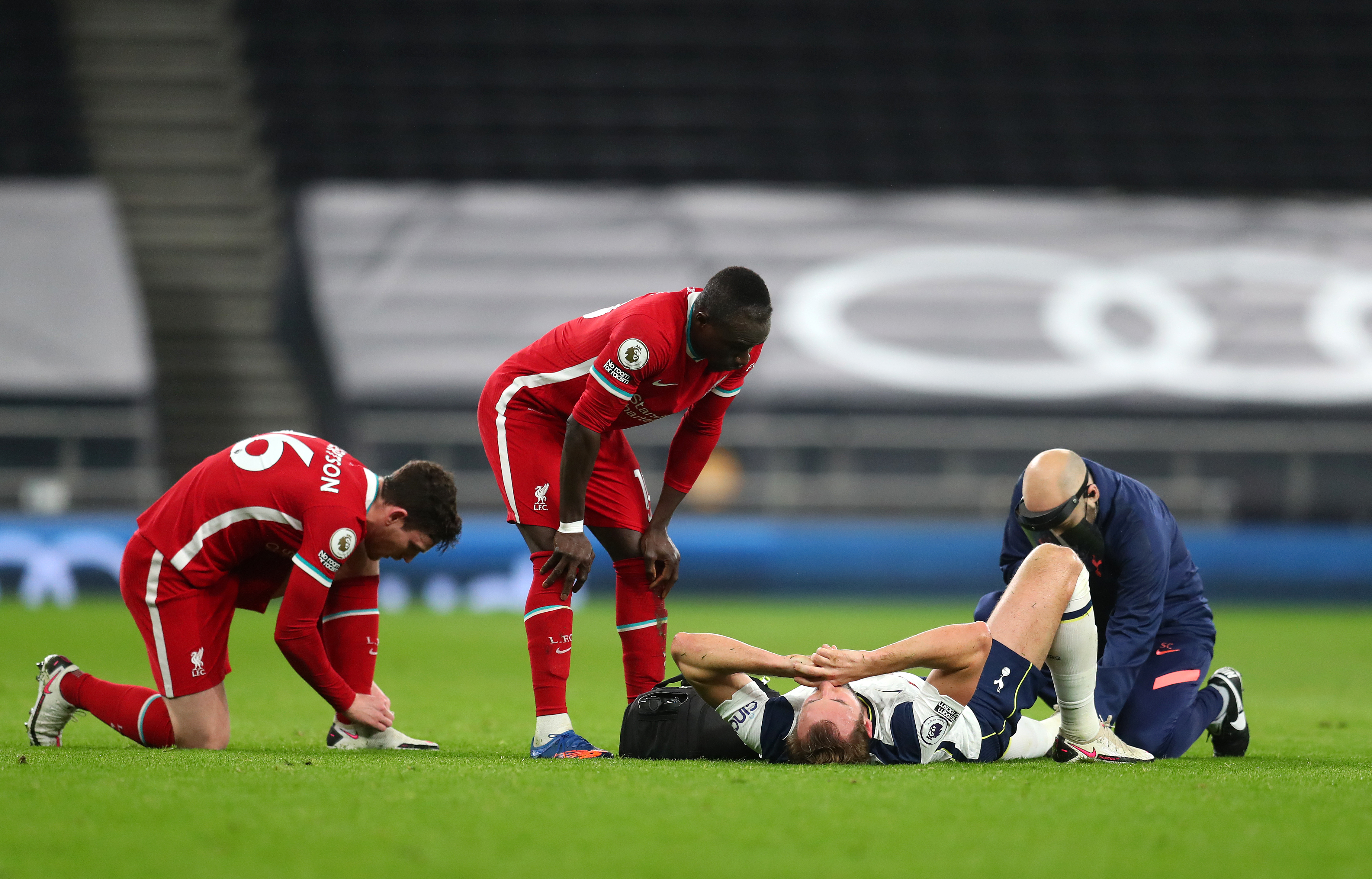 PROBLEMER MED ANKELEN: Harry Kane fikk et par smeller i første omgang, og kom ikke på banen igjen til de siste 45 minuttene.