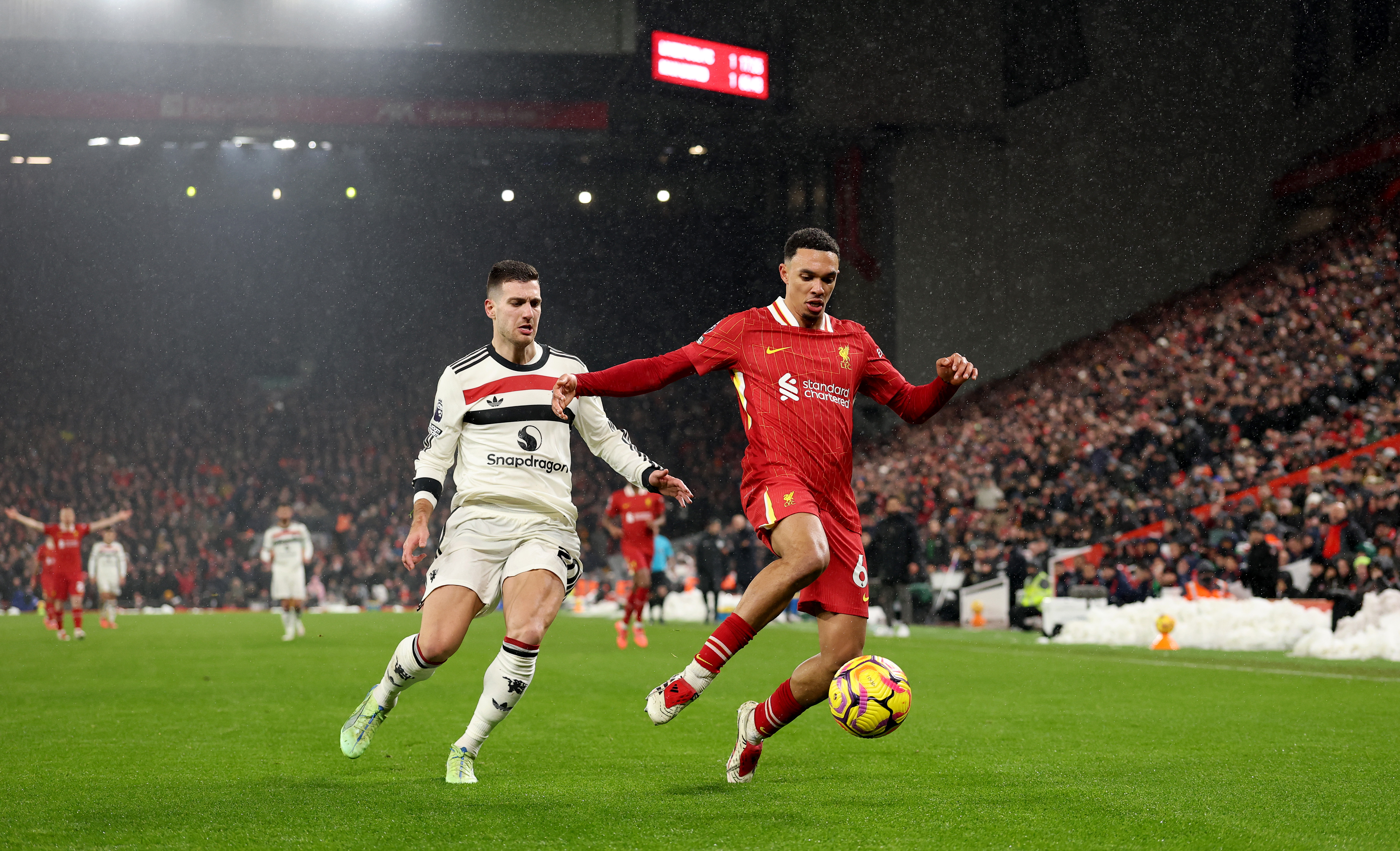 SLET: Trent Alexander-Arnold hadde en uvanlig svak kamp mot Manchester United i januar. Her i duell med Diogo Dalot.