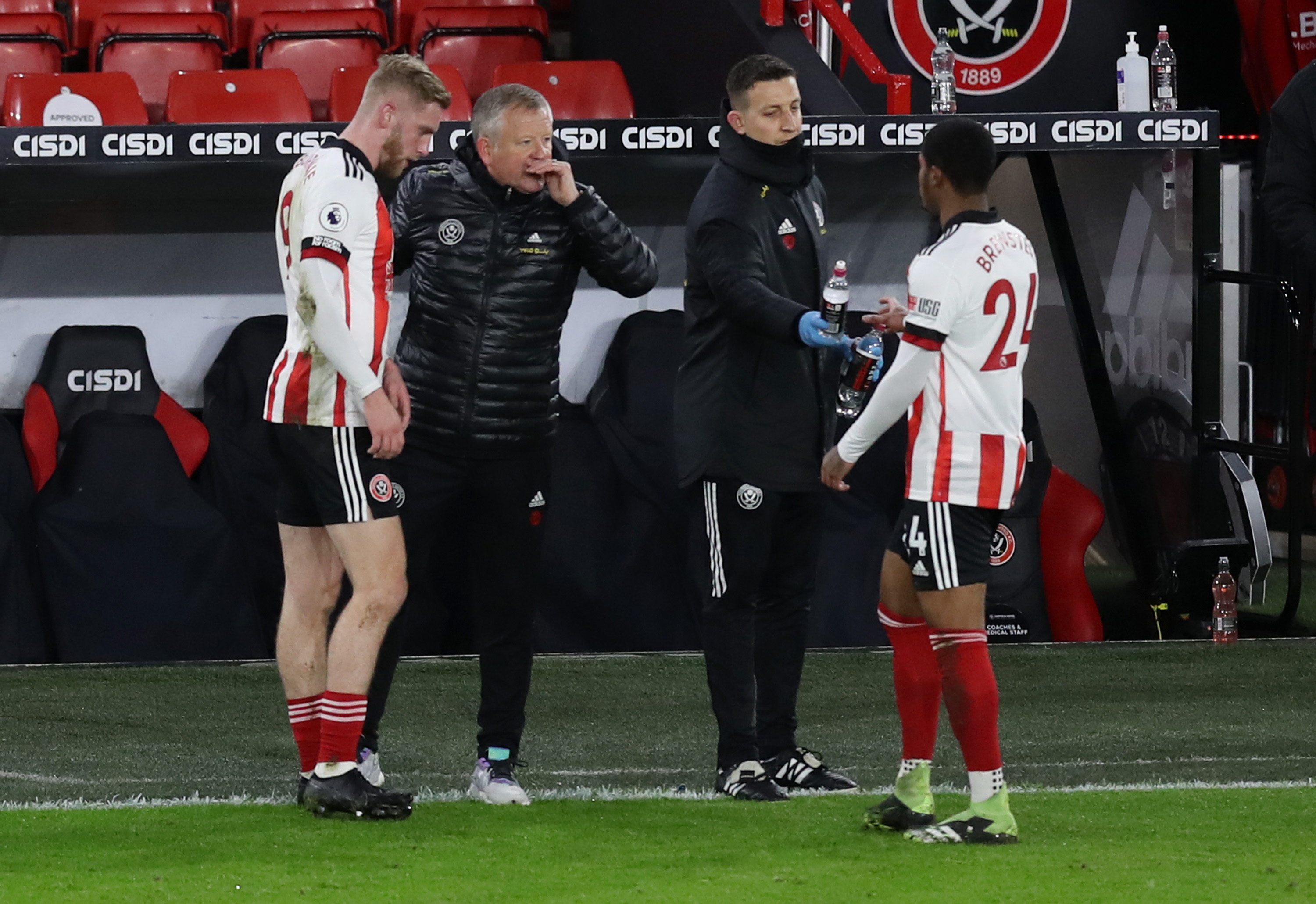 I TRØBBEL: Det lukter nedrykk av Chris Wilders lag, og her er det Oli McBurnie og Rhian Brewster som får sine instruksjoner.