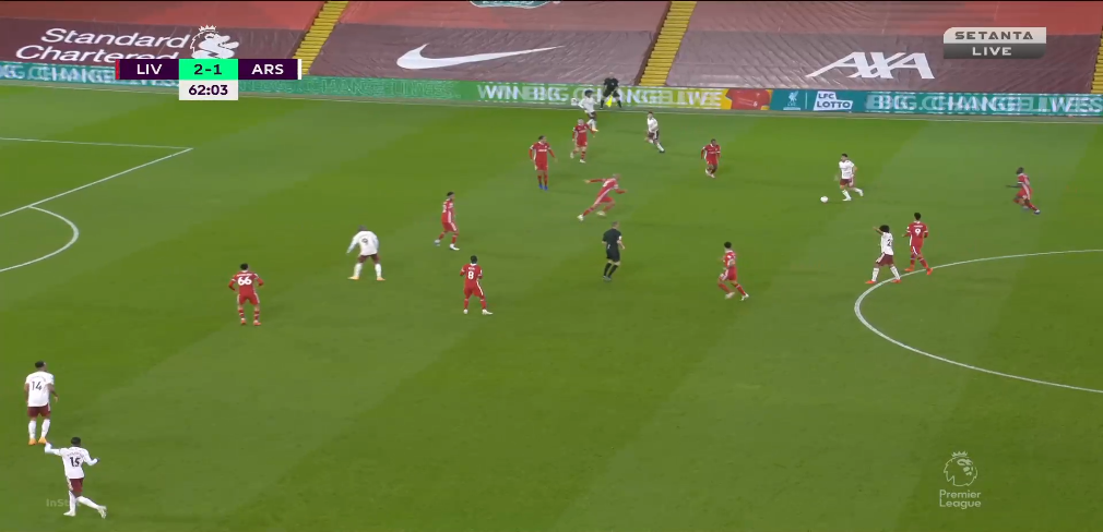 NESTEN: Trent opphever offsiden, noe som fører til at Lacazette kommer alene med Alisson. Heldigvis reddet brasilianeren skuddet.