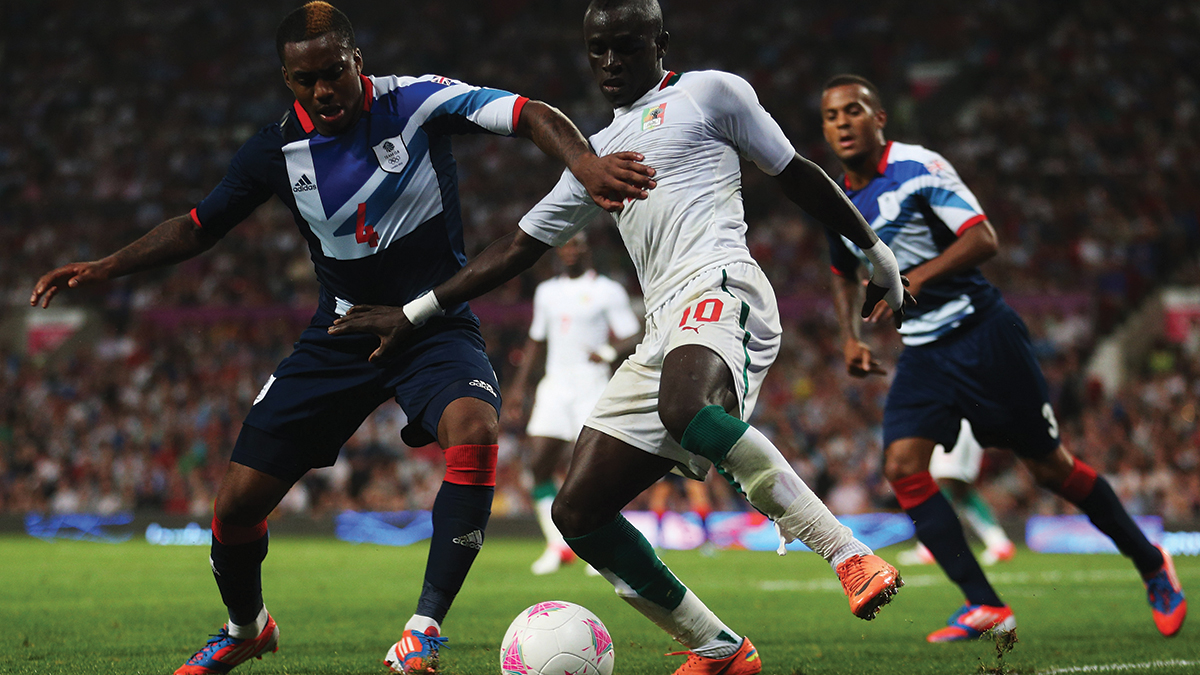 Sadio Mané i duell med Storbritannias Danny Rose i gruppe A i London 2012.
