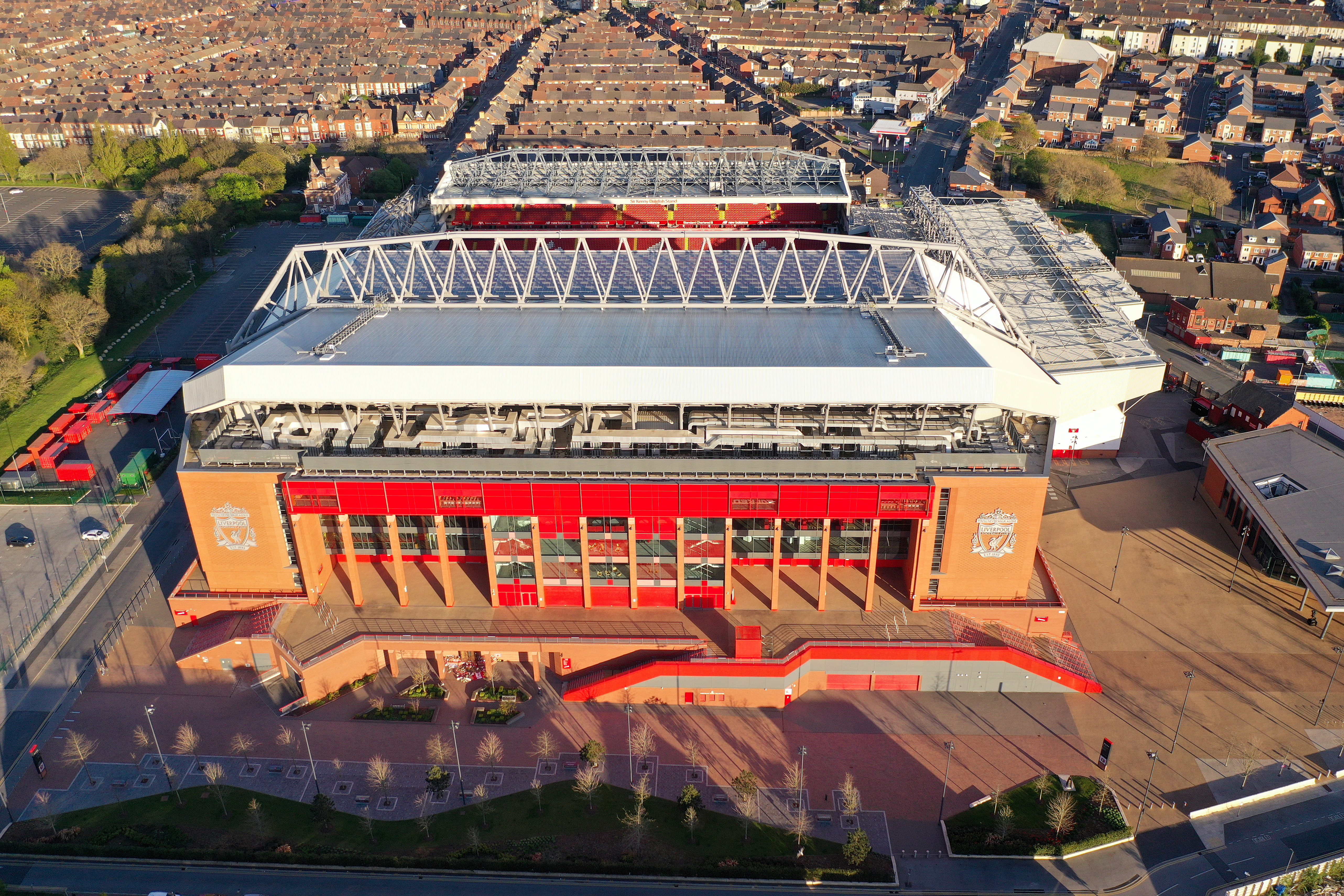 SJELDENT TOM: Liverpools flotte Main Stand har sjeldent vært så folketom.