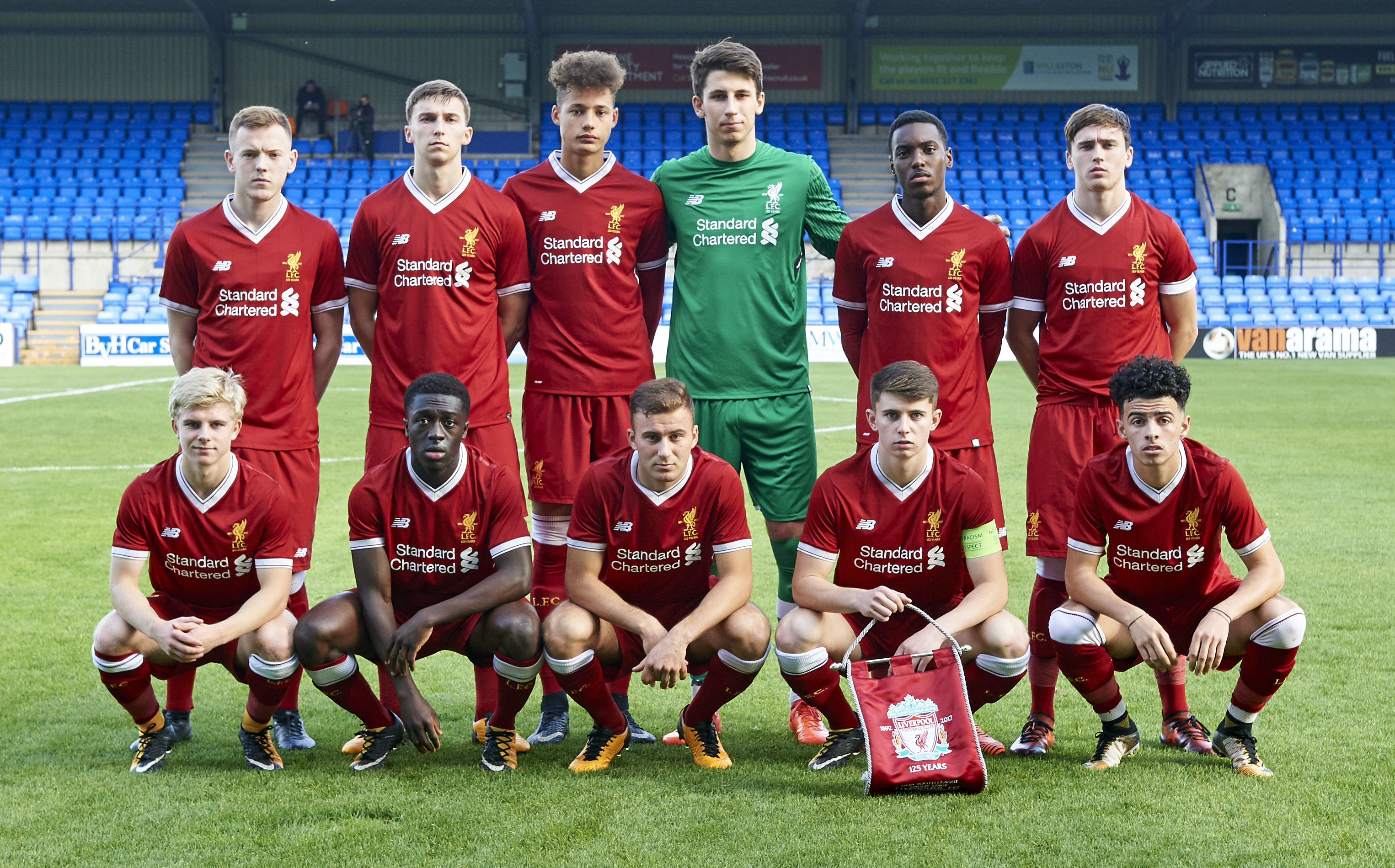 PÅ SAMME LAG: Liverpools lag mot Maribor i UEFA Youth League. Edvard Sandvik Tagseth yetterst til venstre i fremste rekke, Curtis Jones ytterst til høyre i fremste rekke, Rhys Williams til venstre for keeper Kamil Grabara.