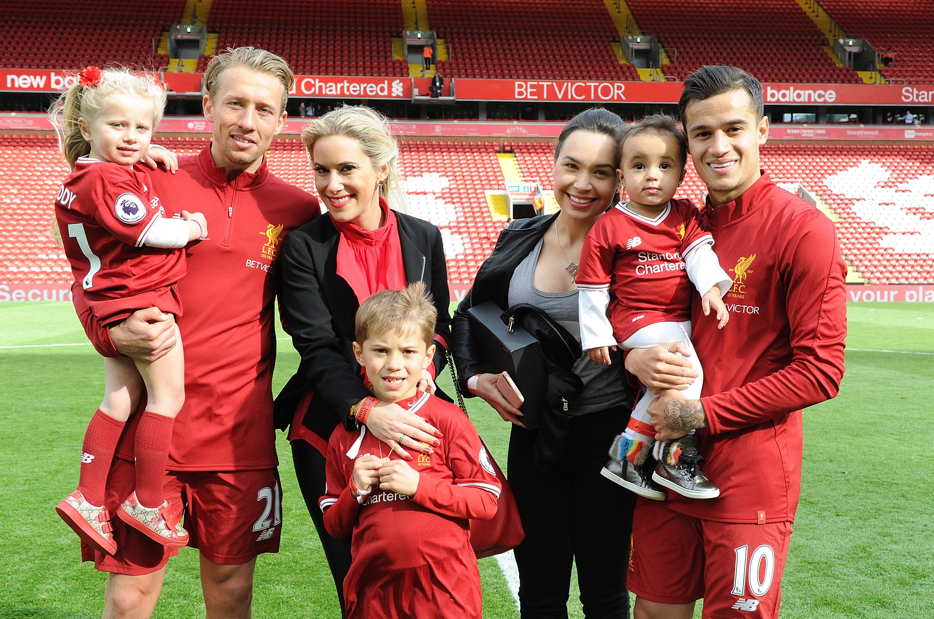 HADDE SINE HJEM PÅ MERSEYSIDE: Lucas Leiva og Philippe Coutinho med sine familier.