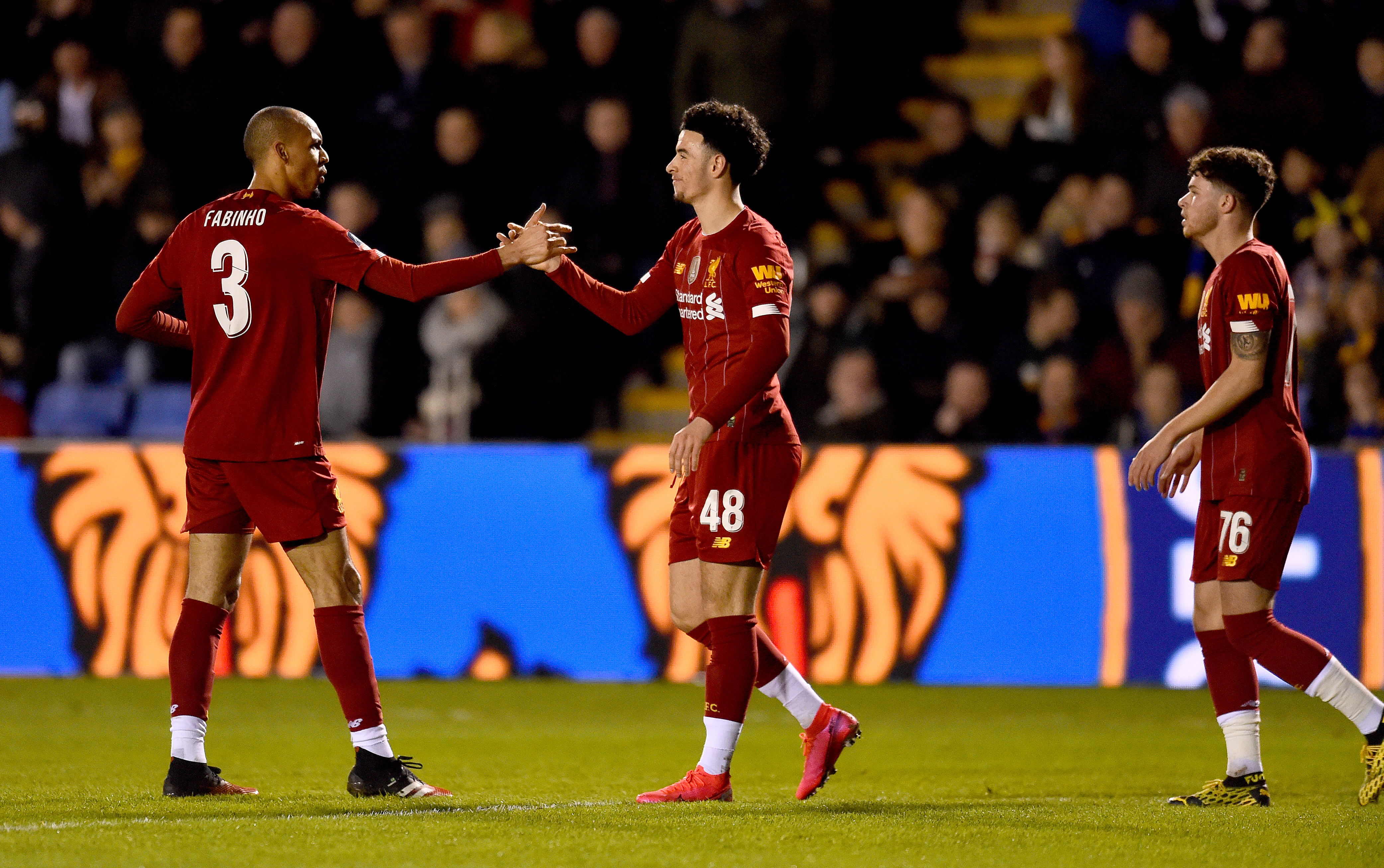 RUSTEN: Fabinho så rusten ut i søndagens kamp. Her gratulerer han målscorer Curtis Jones.
