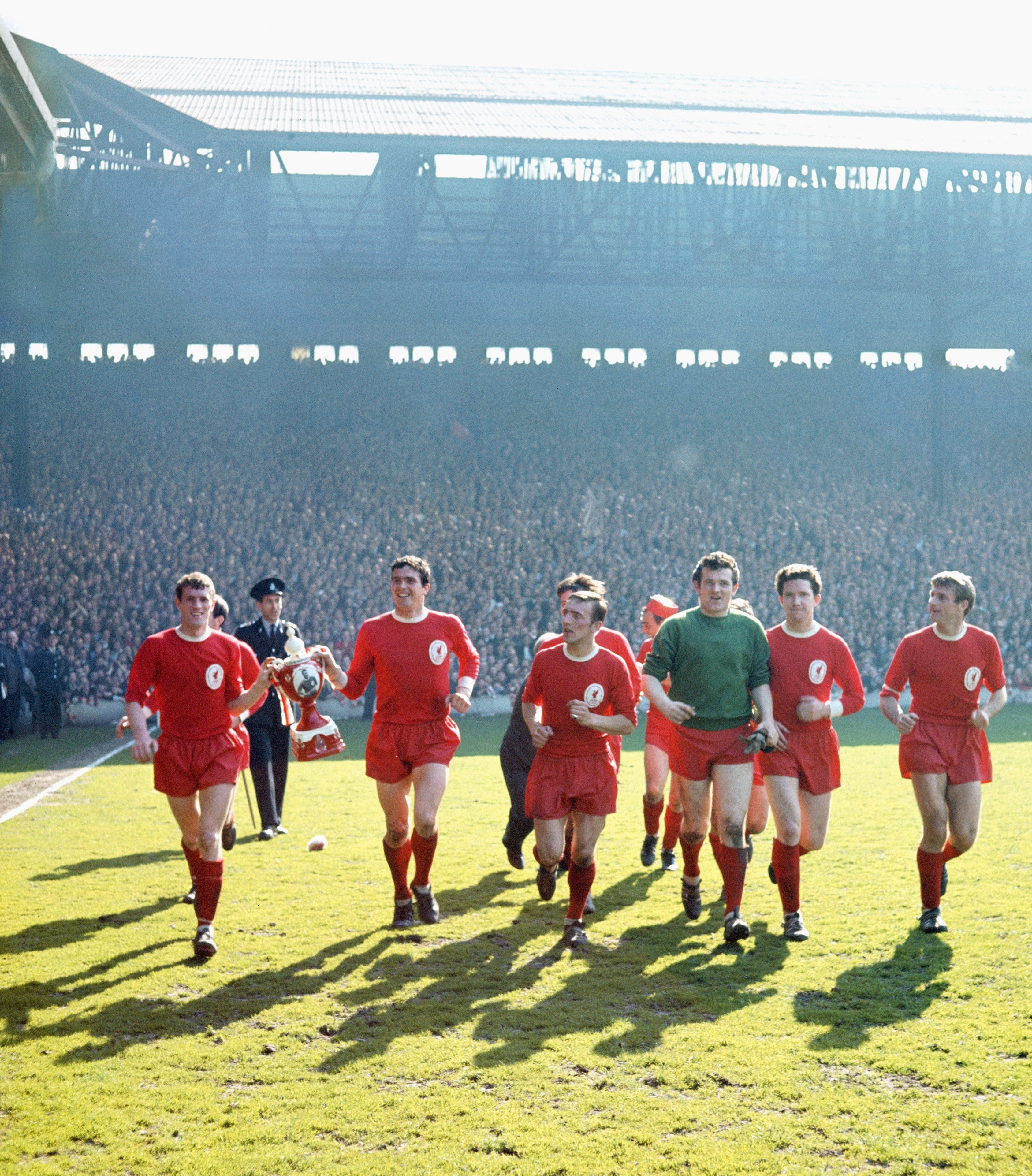 Kaptein Ron Yeats med en pappmasje av ligatrofeet etter at seieren ble sikret med seier over Arsenal i 1964.
