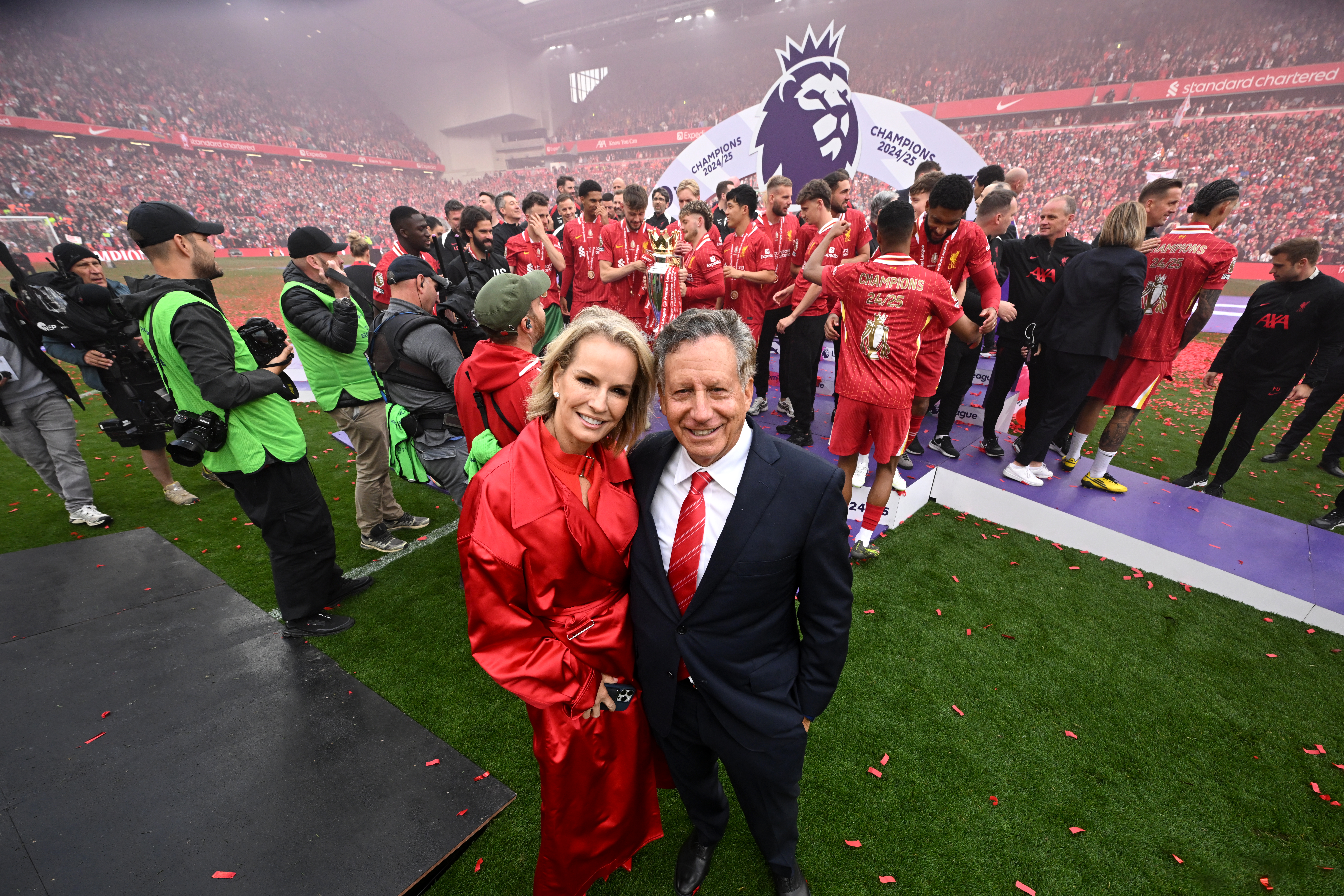 GOD STEMNING: Tom Werner og kona Jennifer Ashton var på plass da Premier League-pokalen ble utdelt på Anfield.