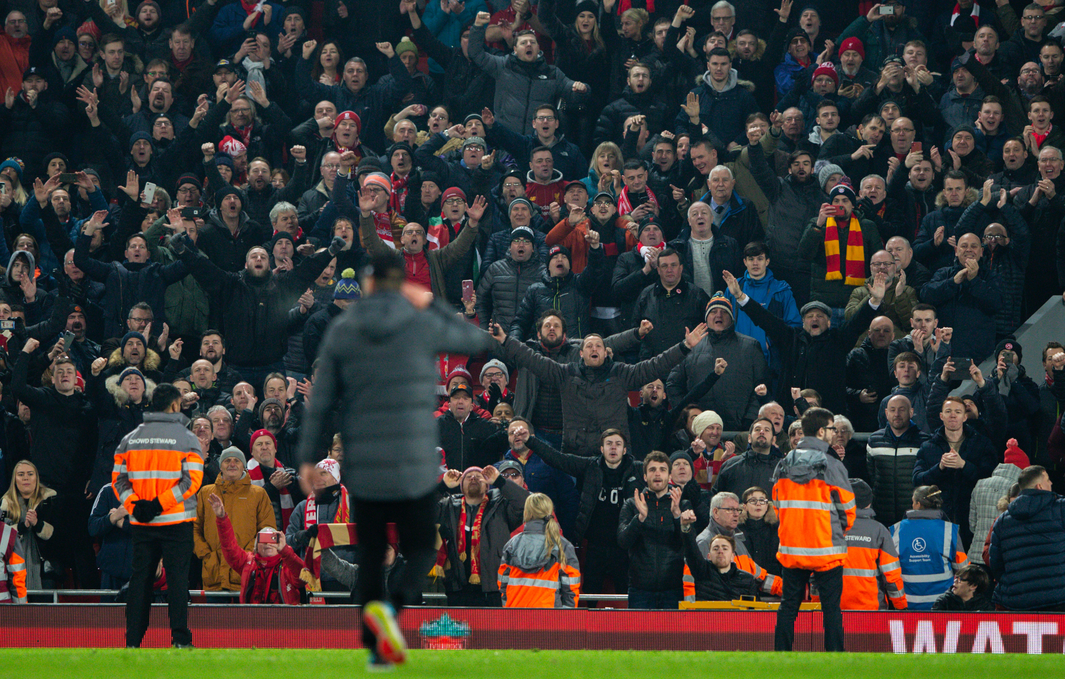 I SITT ESS: Jürgen Klopp er i sitt ess når stadion er fullsatt. Her feirer han seieren over Manchester United i januar 2020.