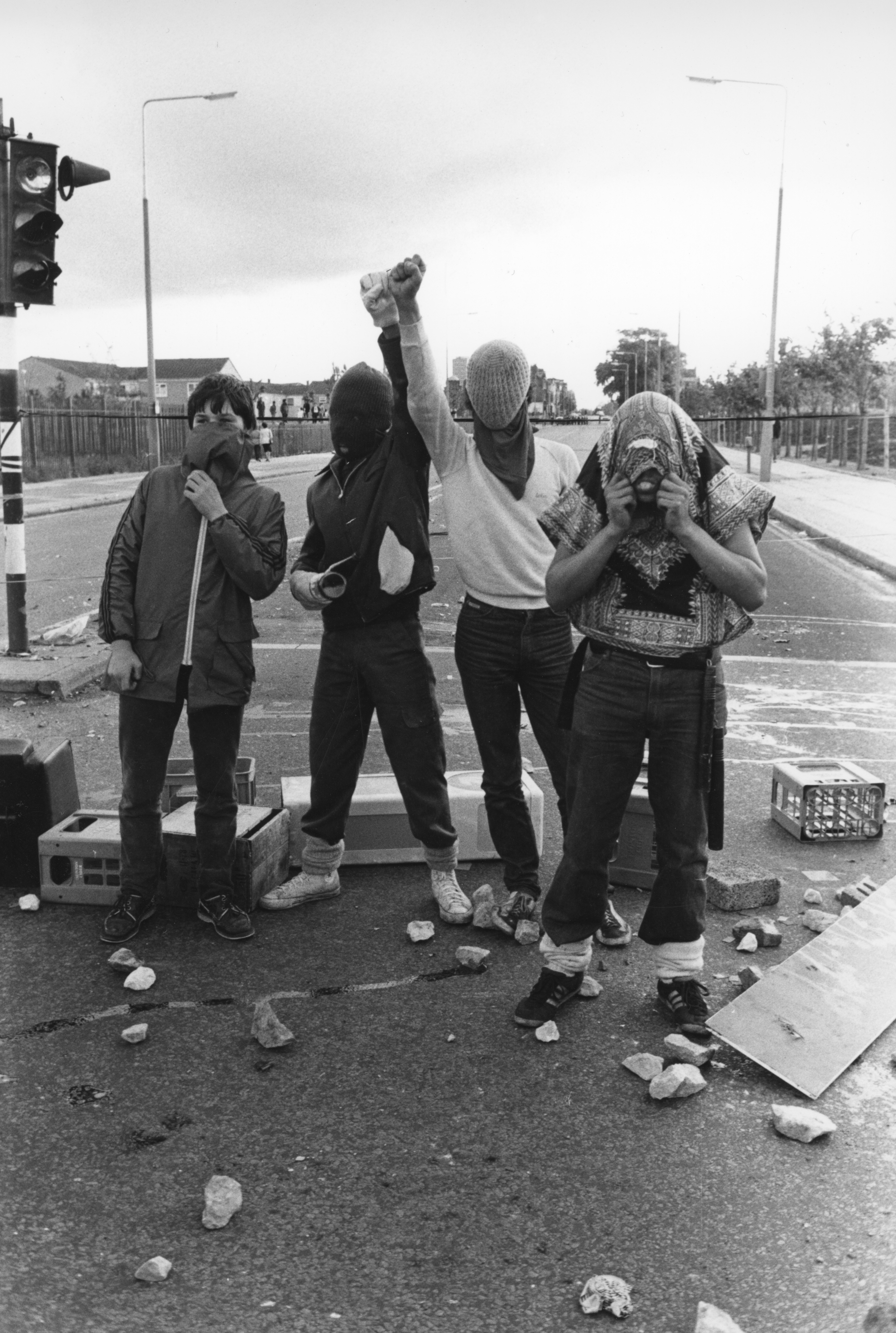 KLARE TIL KAMP: Ungdommer i Toxteth i juli 1981, klare til gatekamper mot politiet.