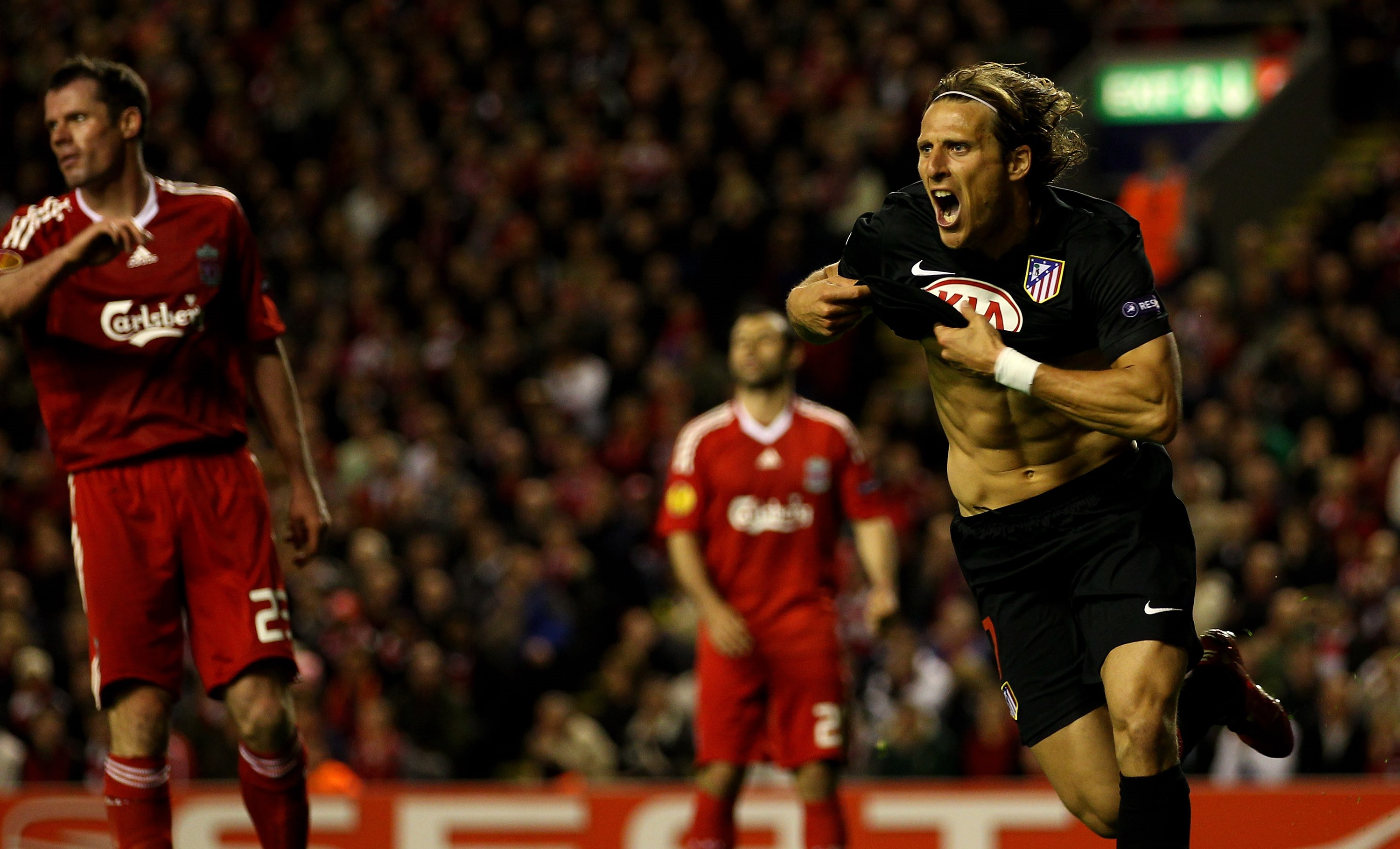 KALDDUSJ: Carragher og Mascherano fortviler, og Diego Forlan jubler igjen på Anfield.