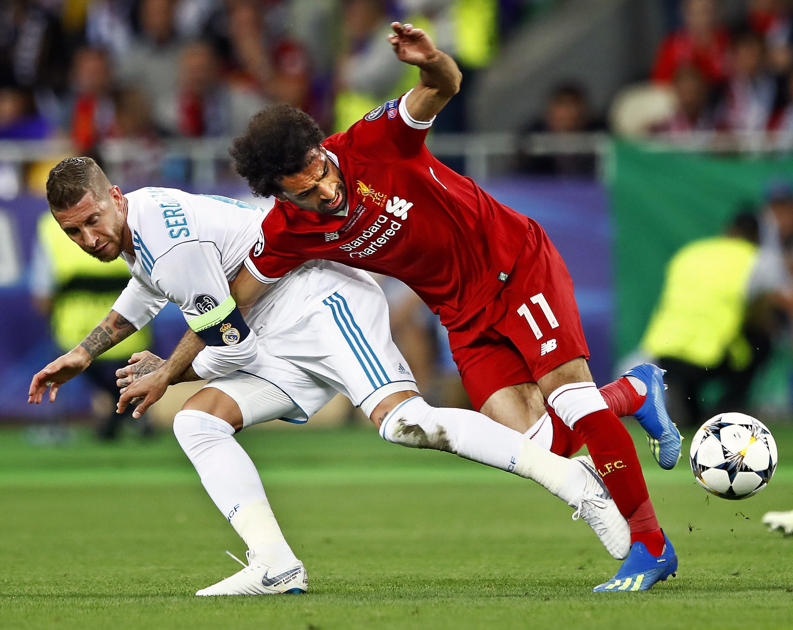 UHELL?: Det ser ikke helt ut som at Sergio Ramos dro Salah i bakken ved et uhell.