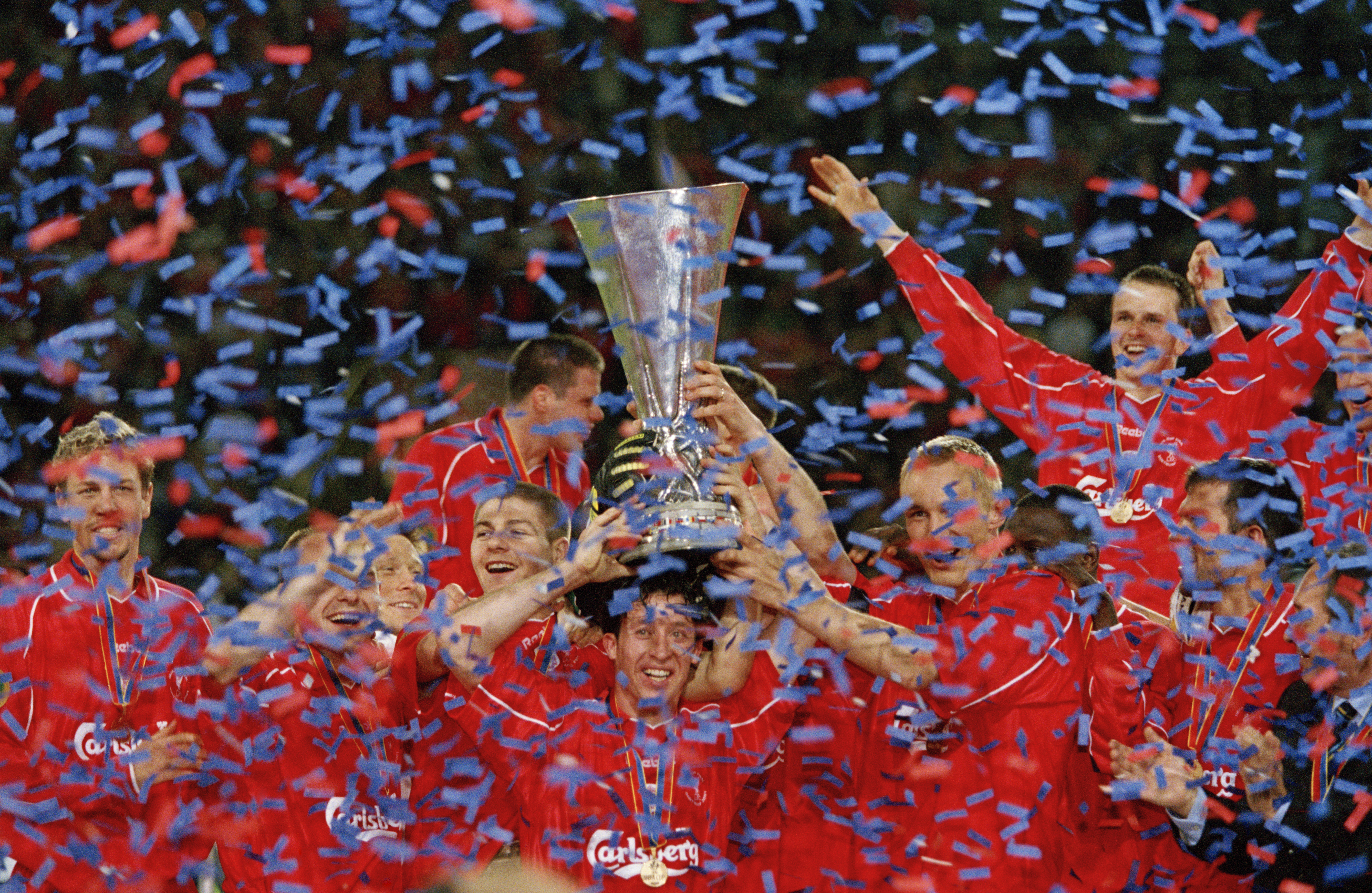 Liverpool med trofeet fra UEFA-cupen i 2001.