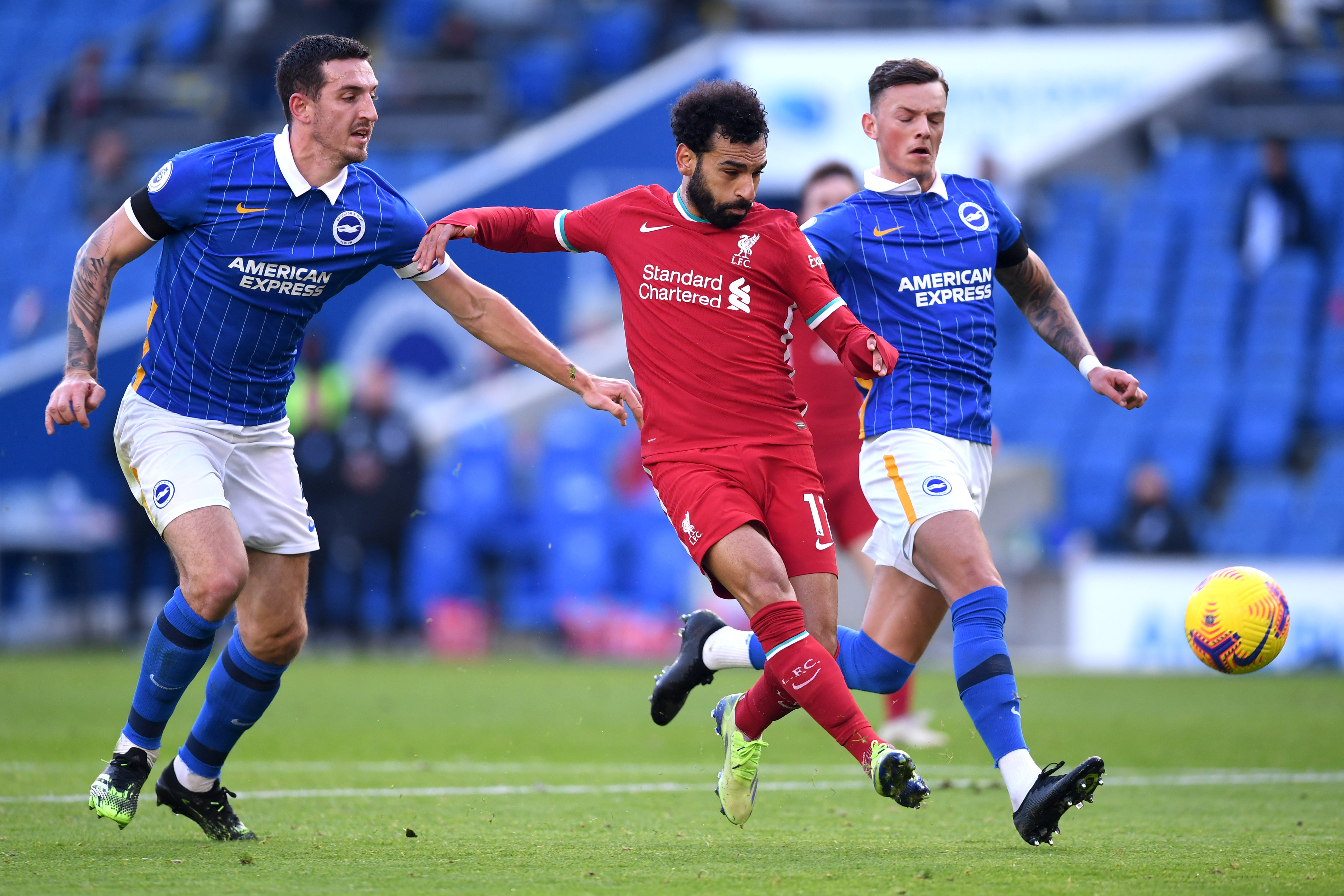 ANNULLERT: Det var ikke lett å se at Mohamed Salah var i offside da han satte ballen i mål i første omgang, men VAR mente i alle fall det.