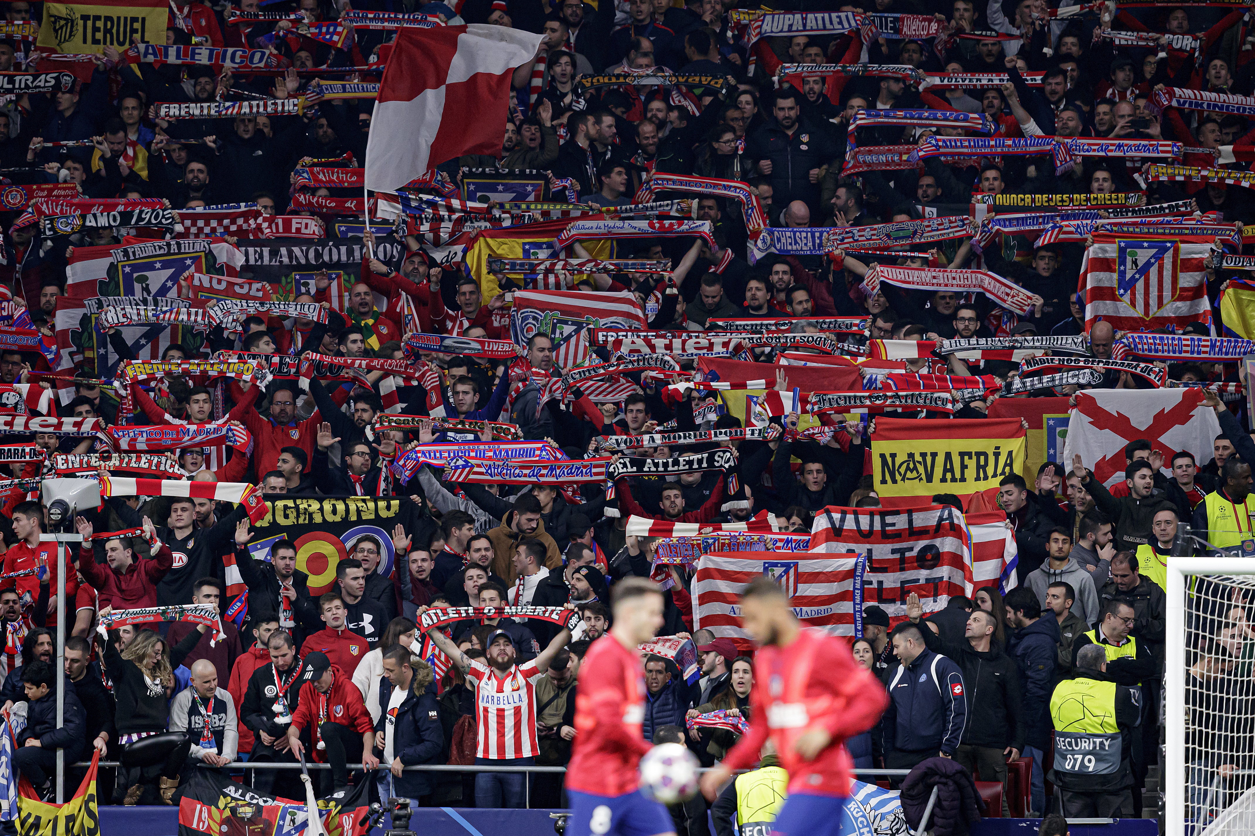 STØTTET LAGET SITT: Atletico-fansen skapte liv og røre både utenfor stadion og inne på tribunene.