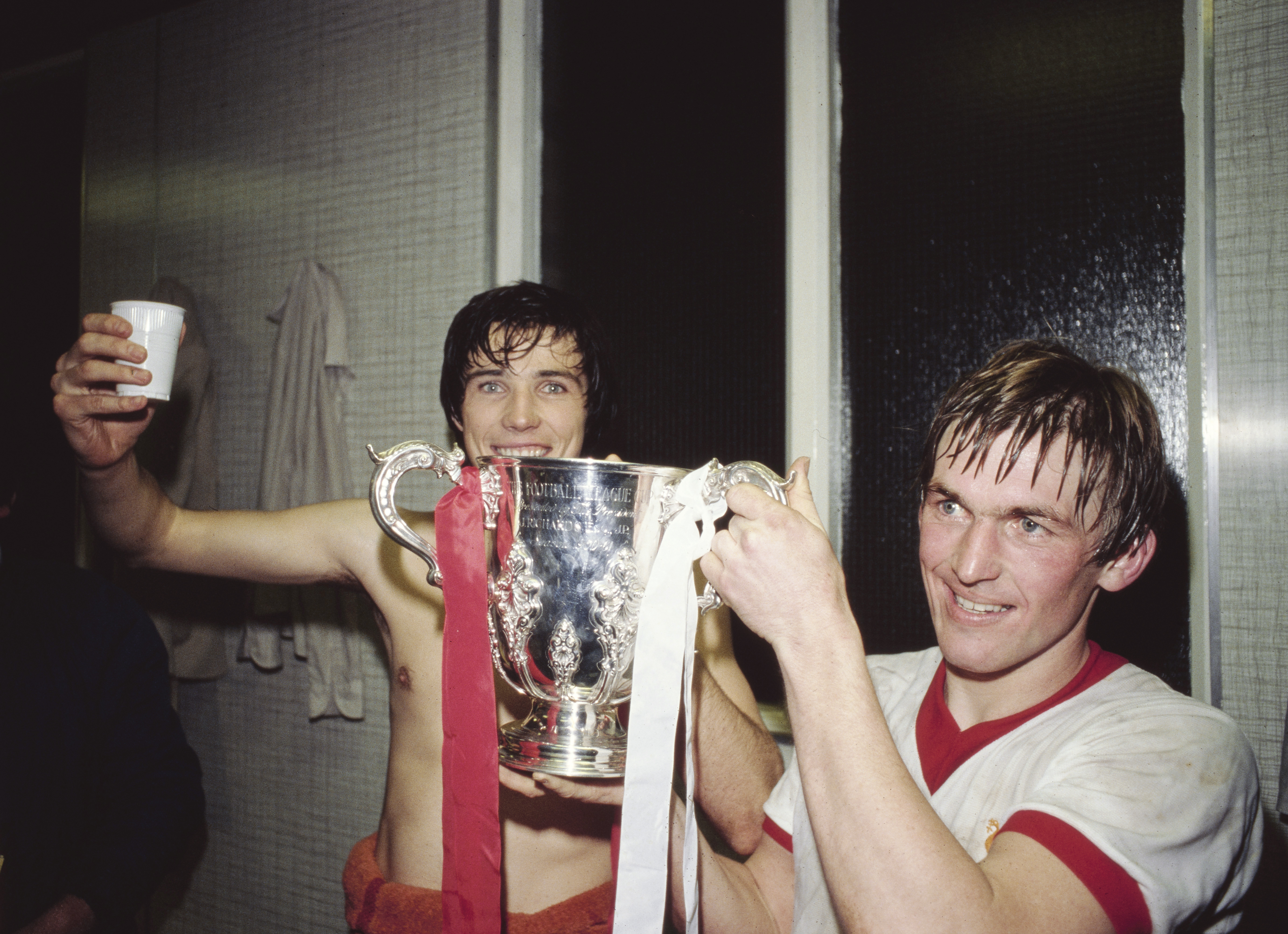 1981: Liverpools målscorere Alan Hansen og Kenny Dalglish feirer med trofeet i garderoben.