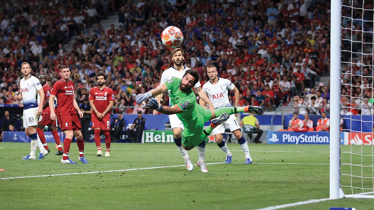 Alisson med en viktig redning i finalen i Madrid.