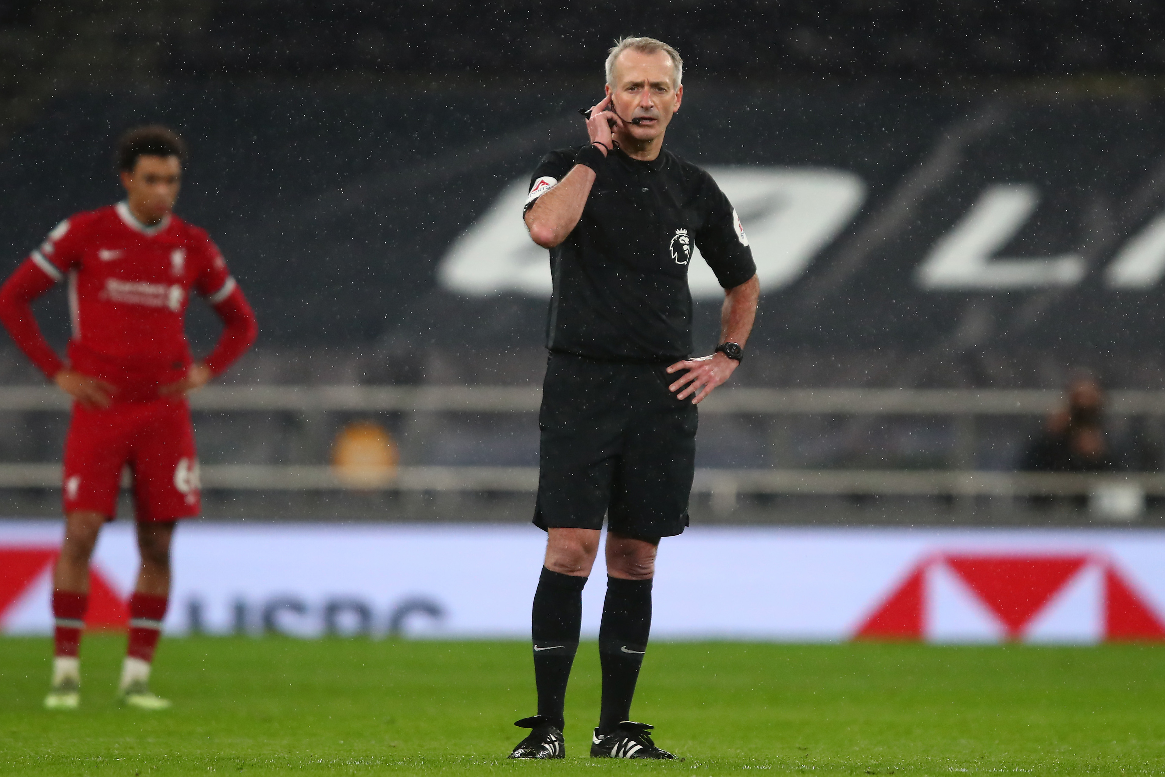 FORVIRRENDE: For tv-seerne har det vært mye forvirring med VAR. Her er Martin Atkinson i ferd med å annullere et Liverpool-mål for hands mot Tottenham.
