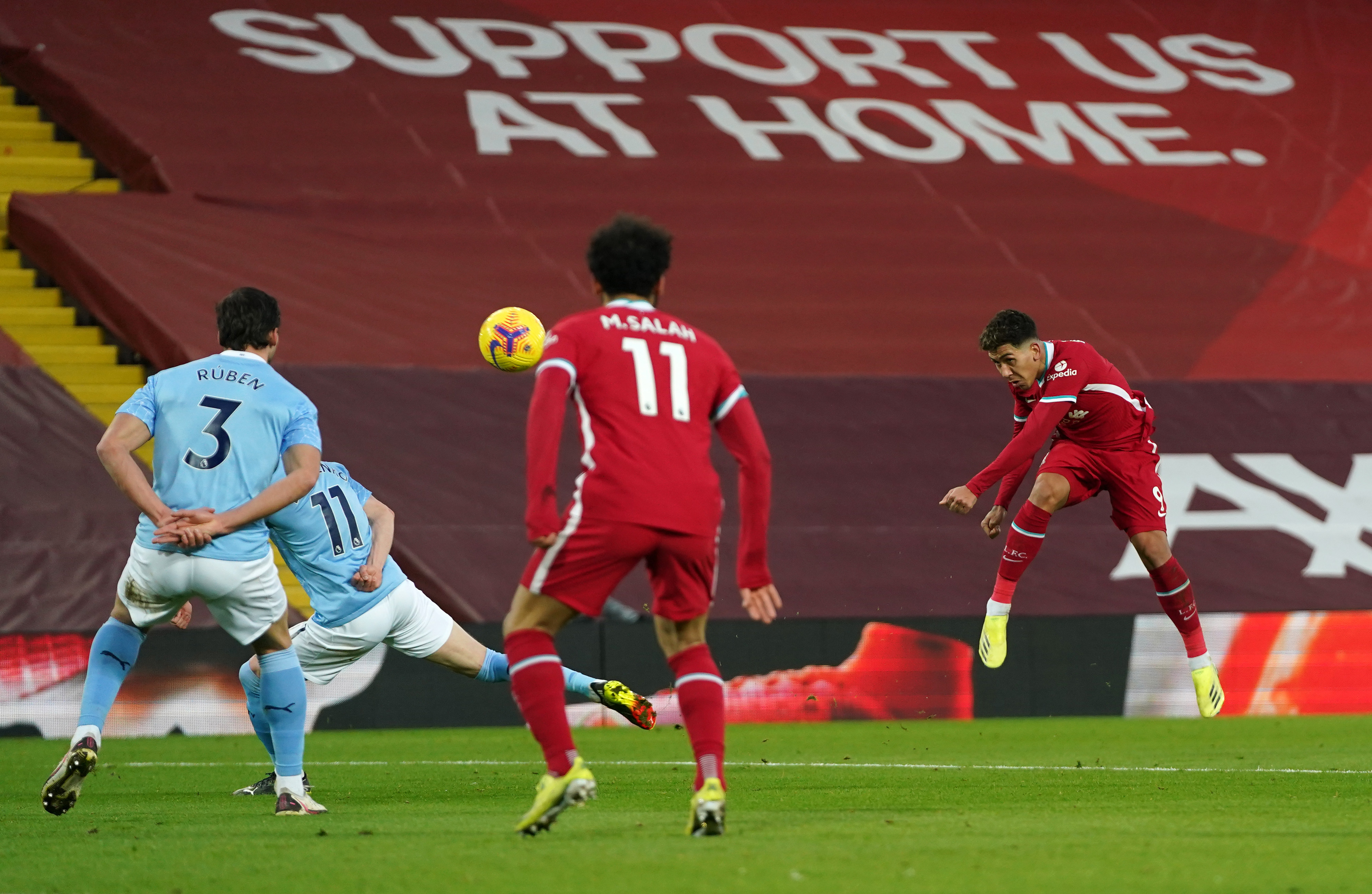 TESTET EDERSON: Firmino på volley fikk testet Ederson – men City-målvakten var på ball.